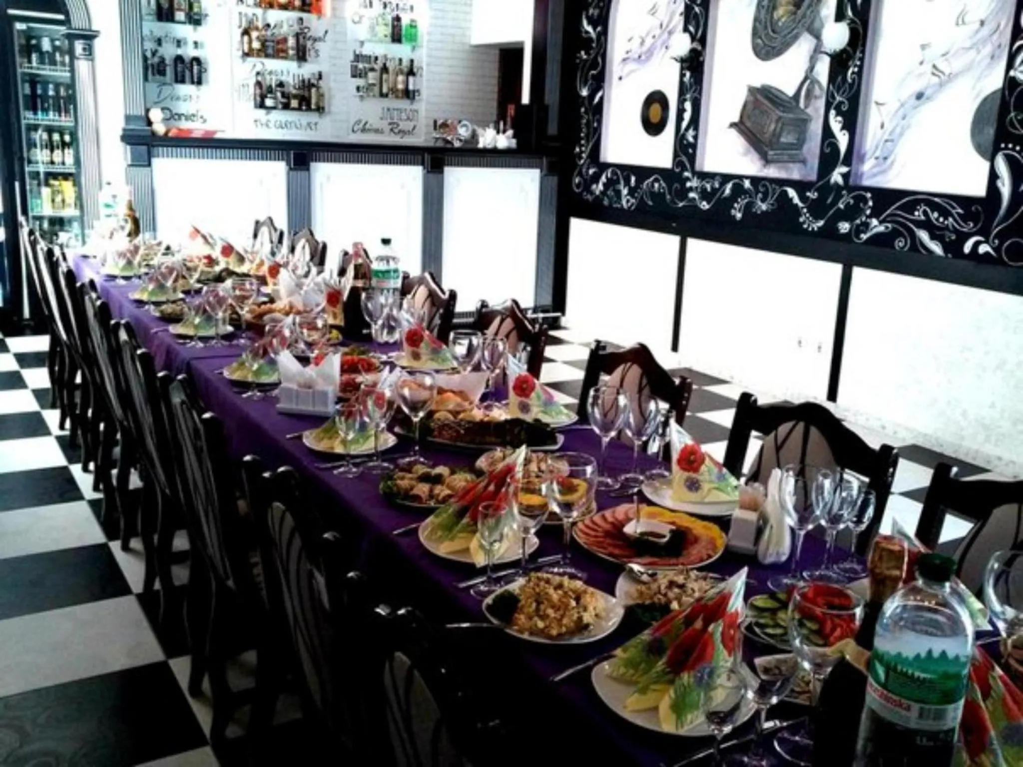 Restaurant/places to eat in Orange Hotel