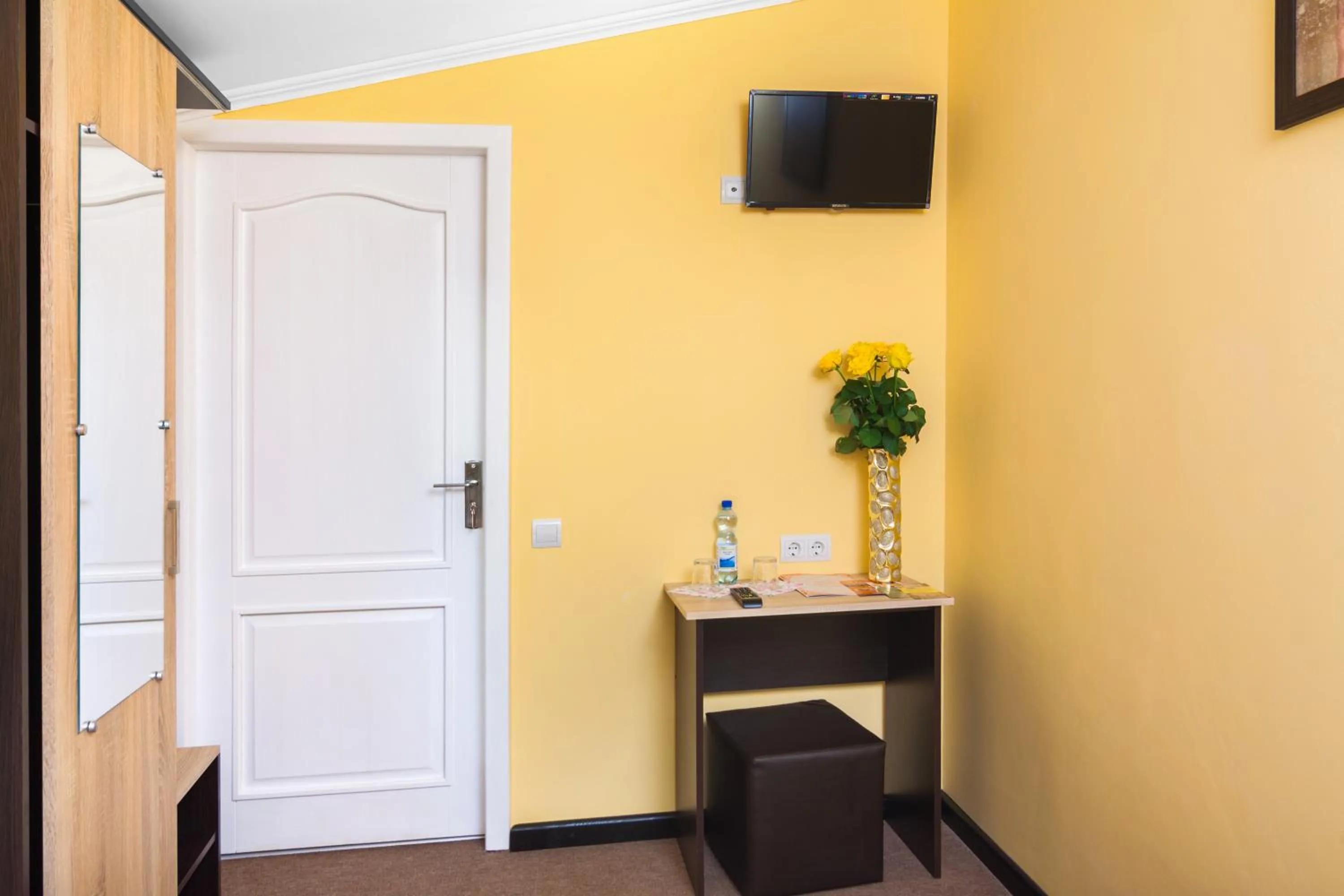 Photo of the whole room in Orange Hotel
