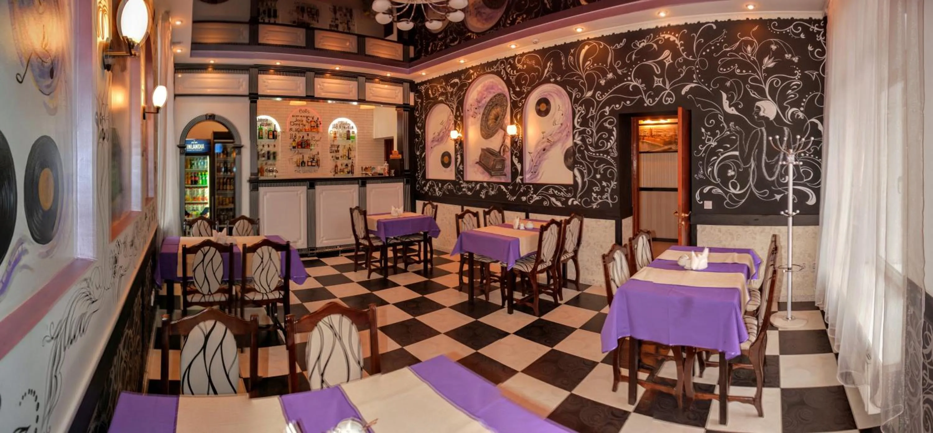 Restaurant/places to eat in Orange Hotel