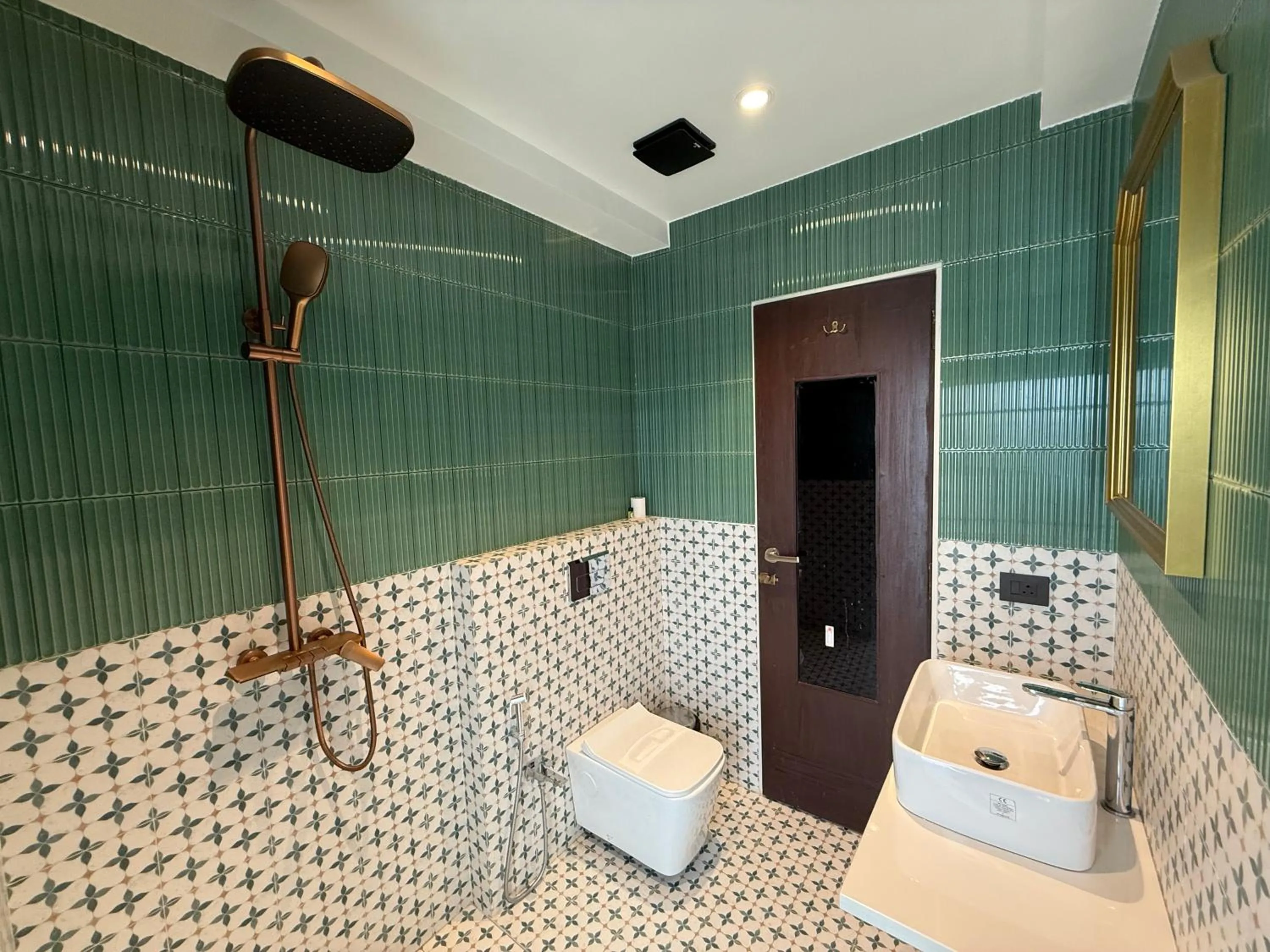 Deluxe Twin Room with Sea View in Palm Breeze Hotel - Colaba