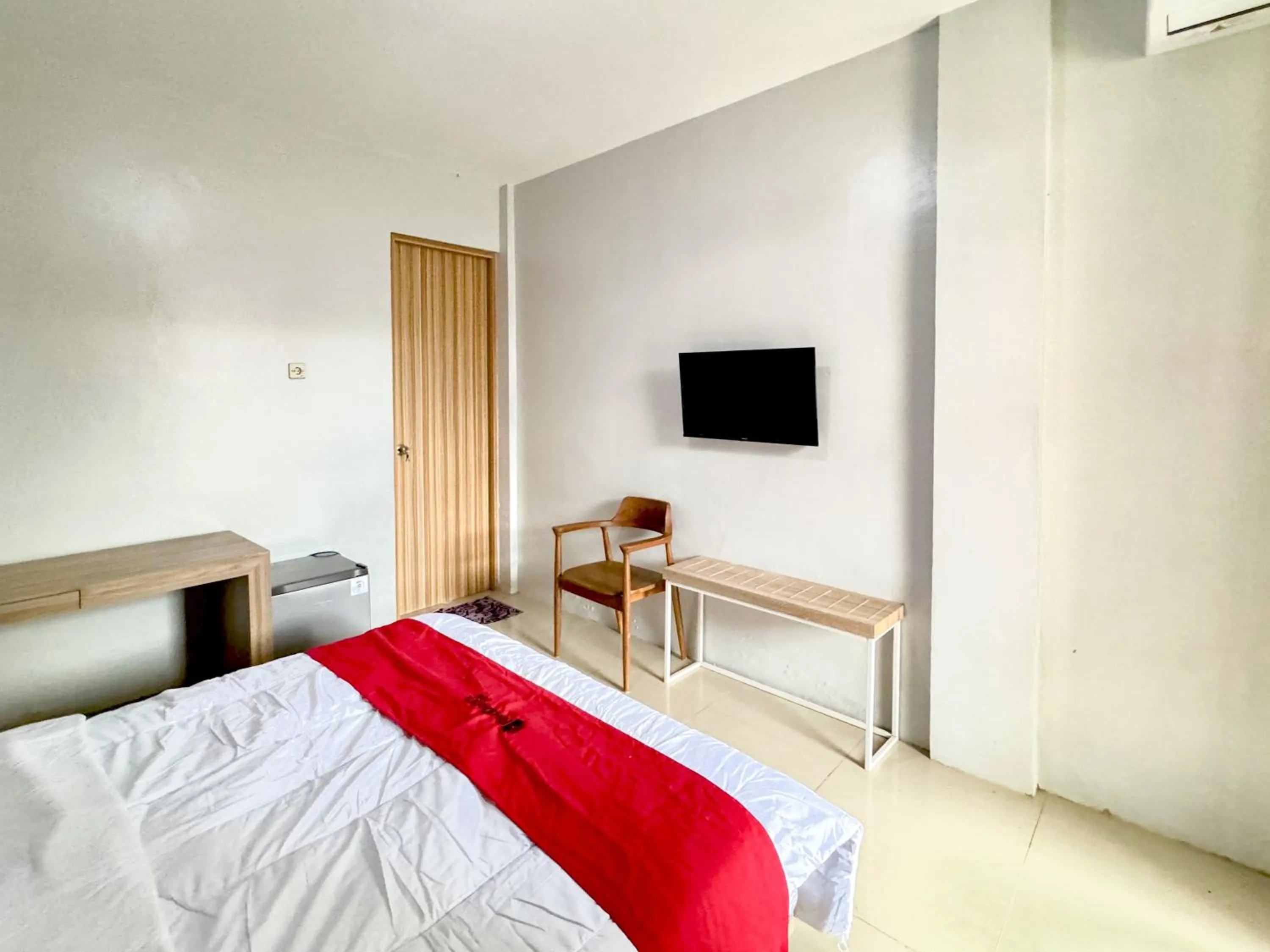 Bedroom, Bed in RedDoorz Syariah Near Maguwoharjo Yogyakarta