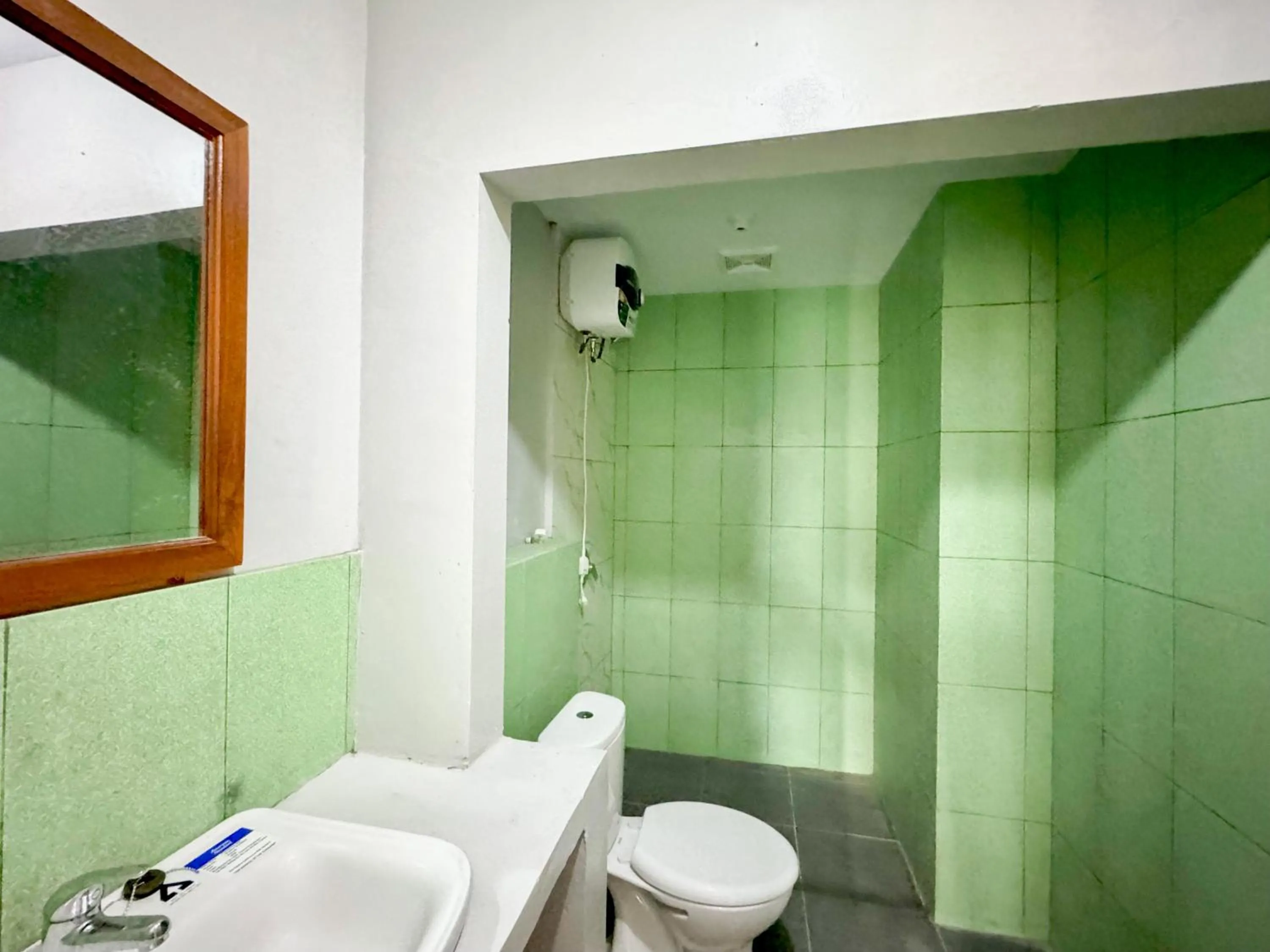 Bathroom in RedDoorz Syariah Near Maguwoharjo Yogyakarta