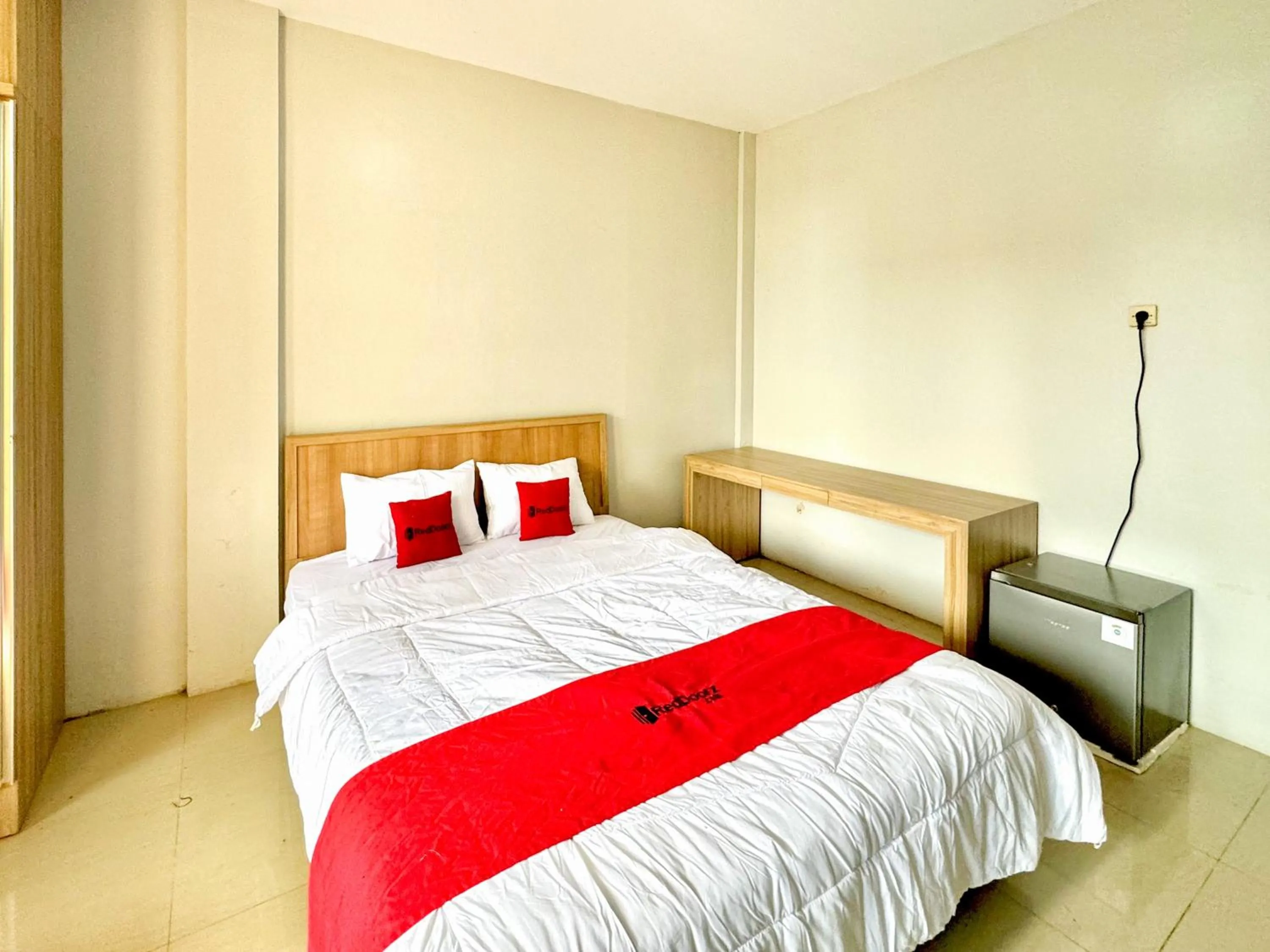 Bedroom, Bed in RedDoorz Syariah Near Maguwoharjo Yogyakarta