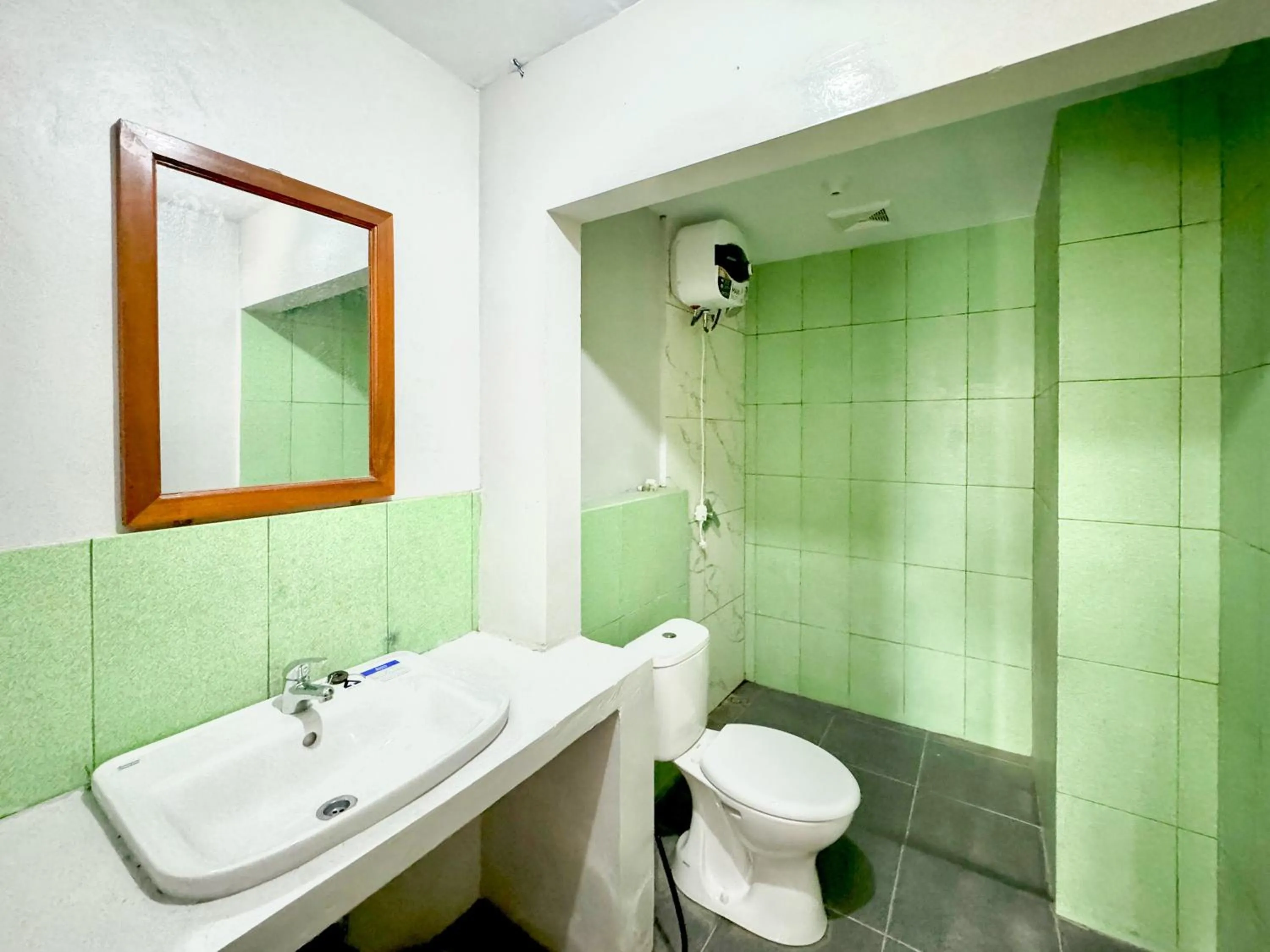 Bathroom in RedDoorz Syariah Near Maguwoharjo Yogyakarta
