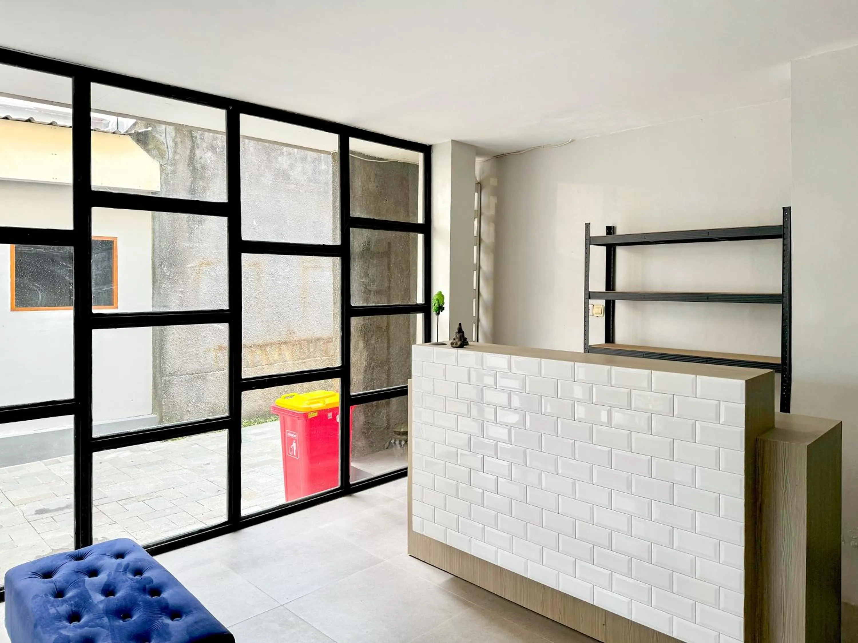 Lobby or reception, Bed in RedDoorz Syariah Near Maguwoharjo Yogyakarta