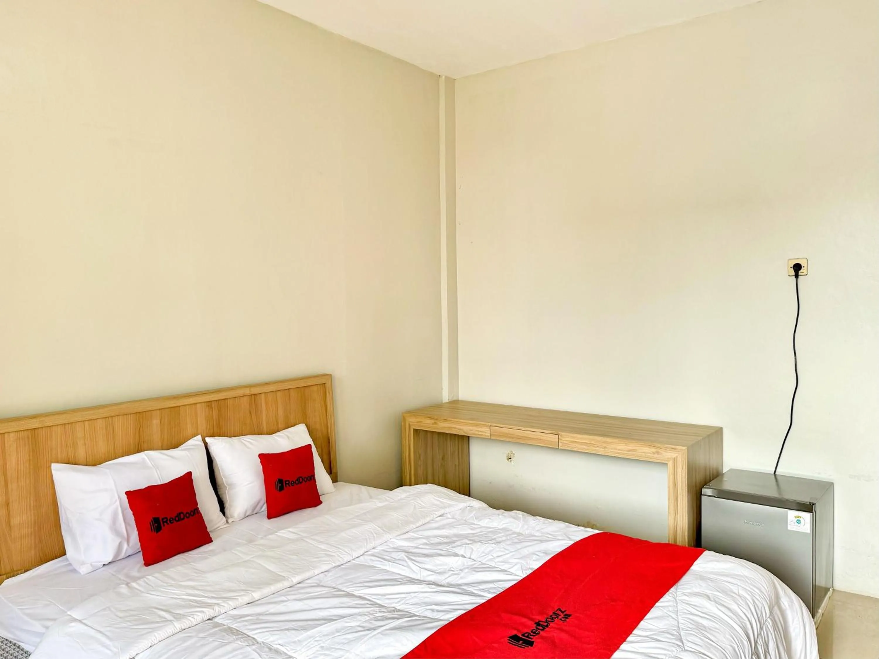 Bedroom, Bed in RedDoorz Syariah Near Maguwoharjo Yogyakarta