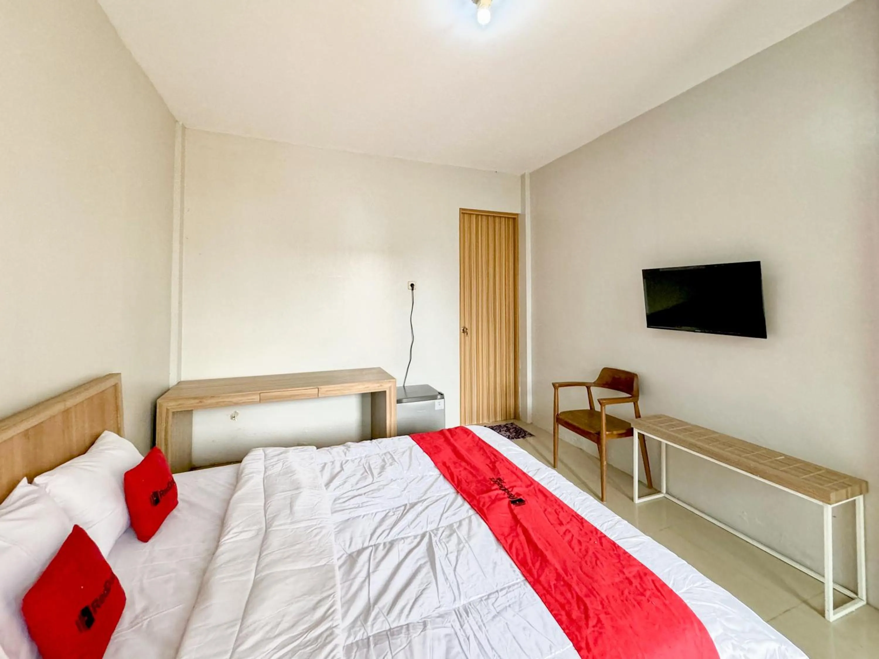Bedroom, Bed in RedDoorz Syariah Near Maguwoharjo Yogyakarta