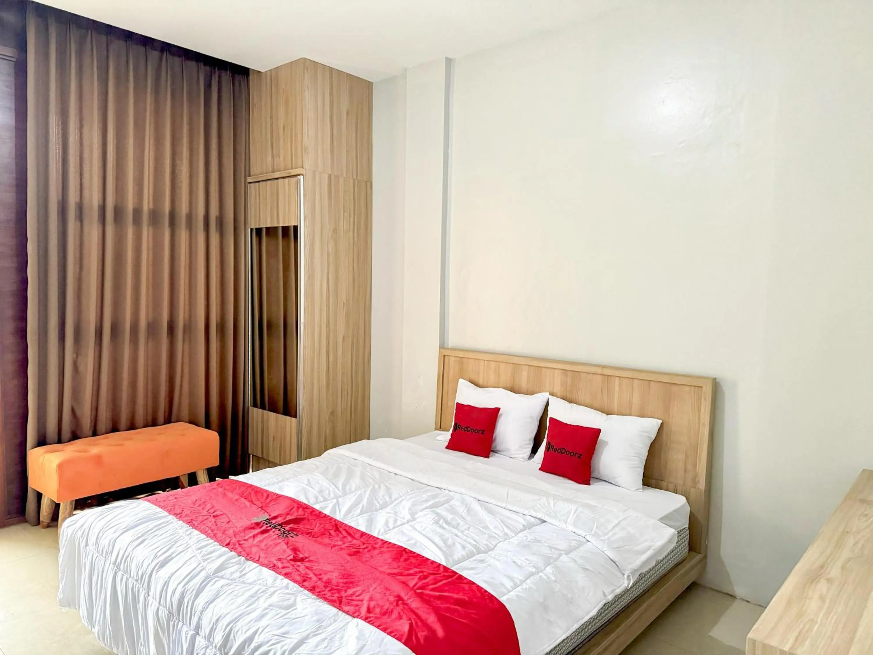 Bedroom, Bed in RedDoorz Syariah Near Maguwoharjo Yogyakarta