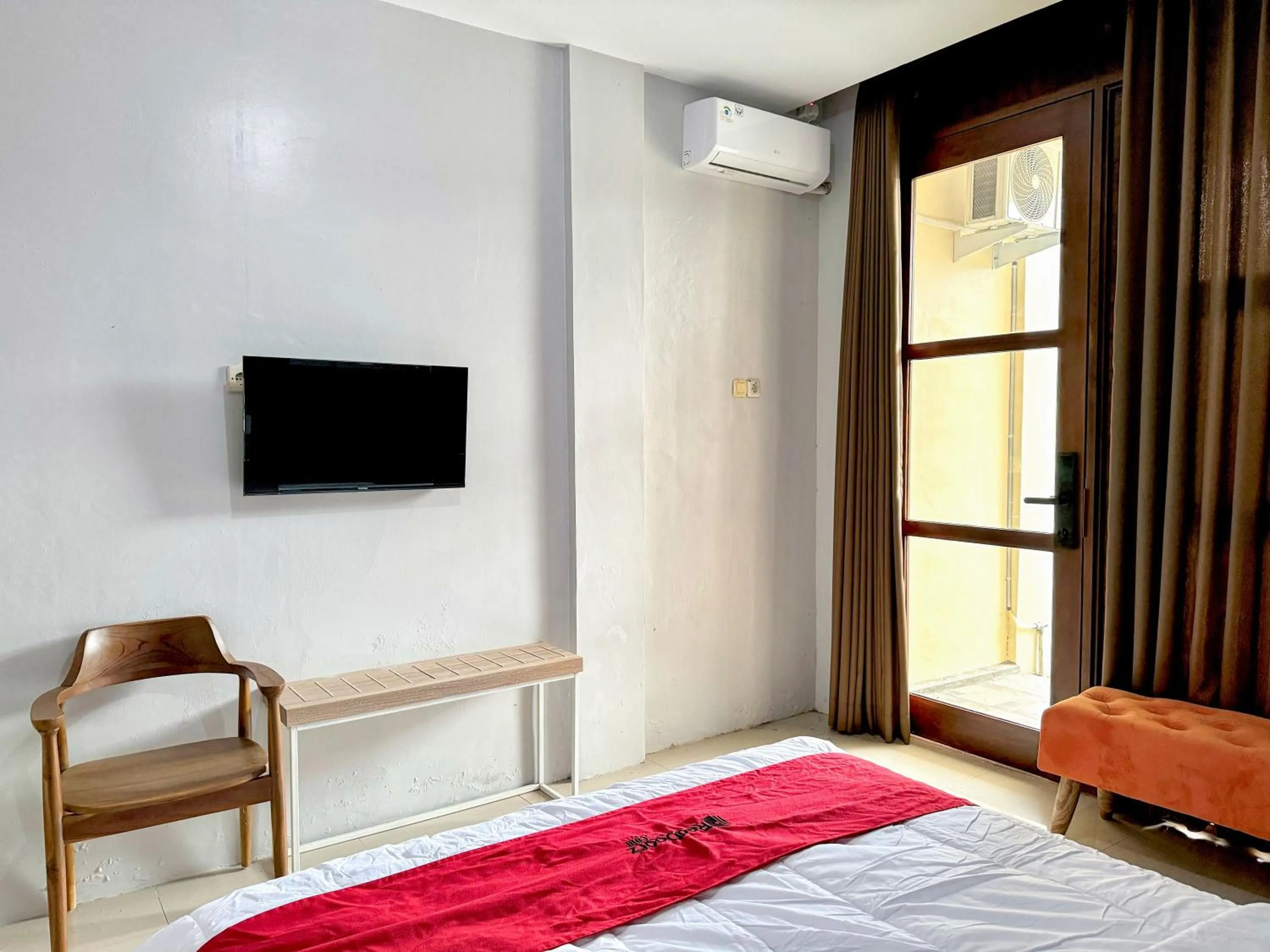 Bedroom, Bed in RedDoorz Syariah Near Maguwoharjo Yogyakarta