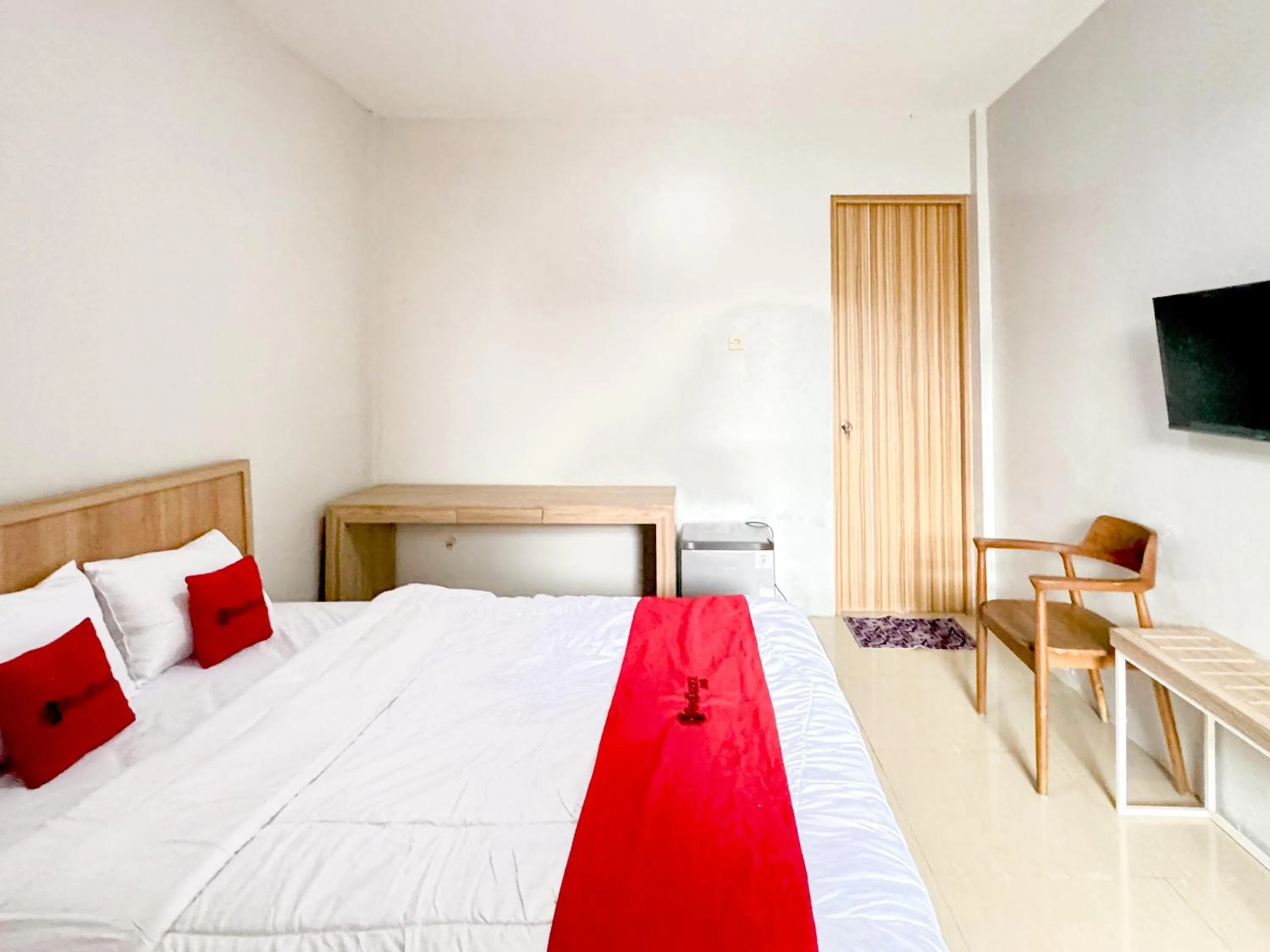 Bedroom, Bed in RedDoorz Syariah Near Maguwoharjo Yogyakarta