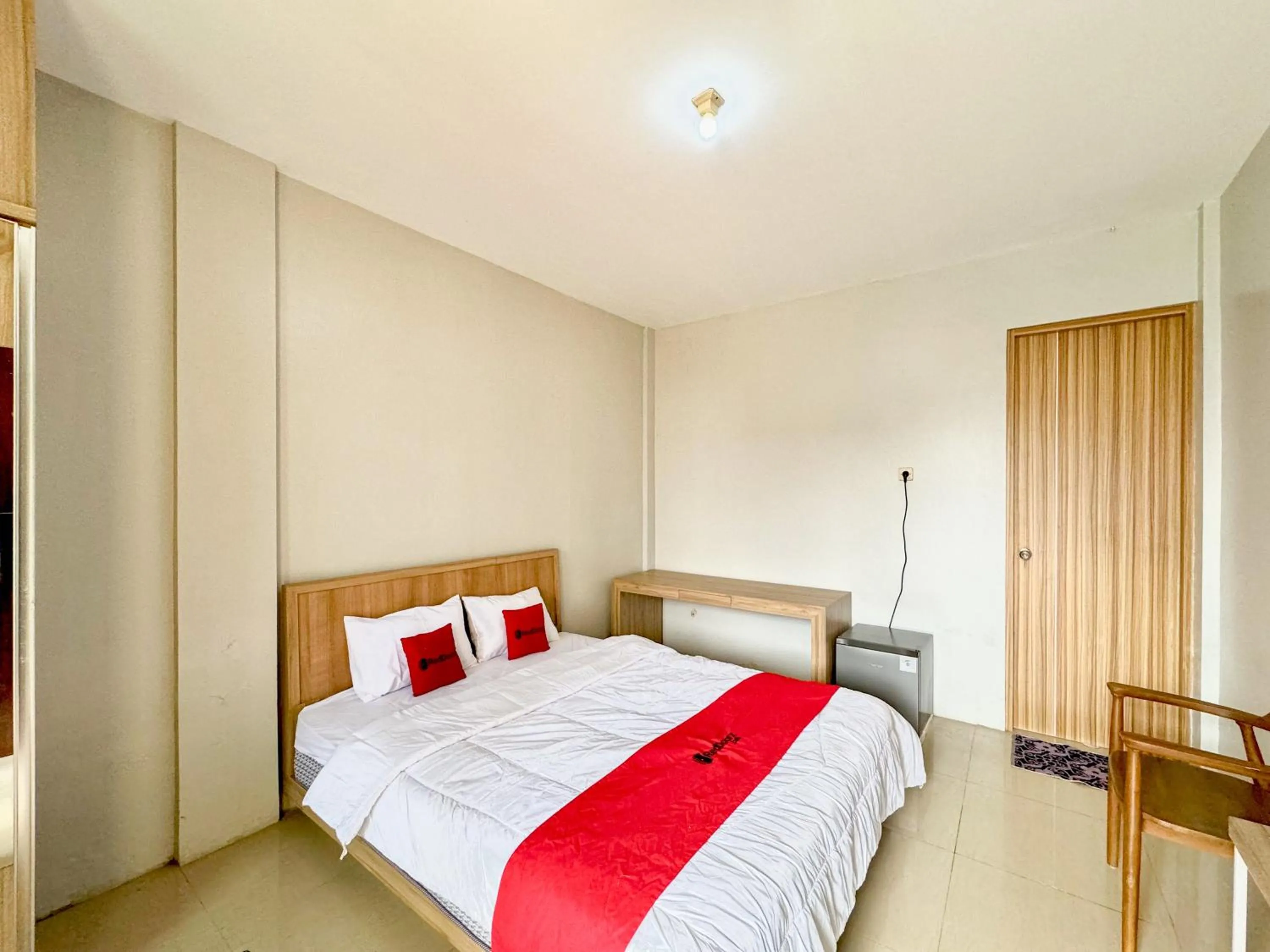 Bedroom, Bed in RedDoorz Syariah Near Maguwoharjo Yogyakarta
