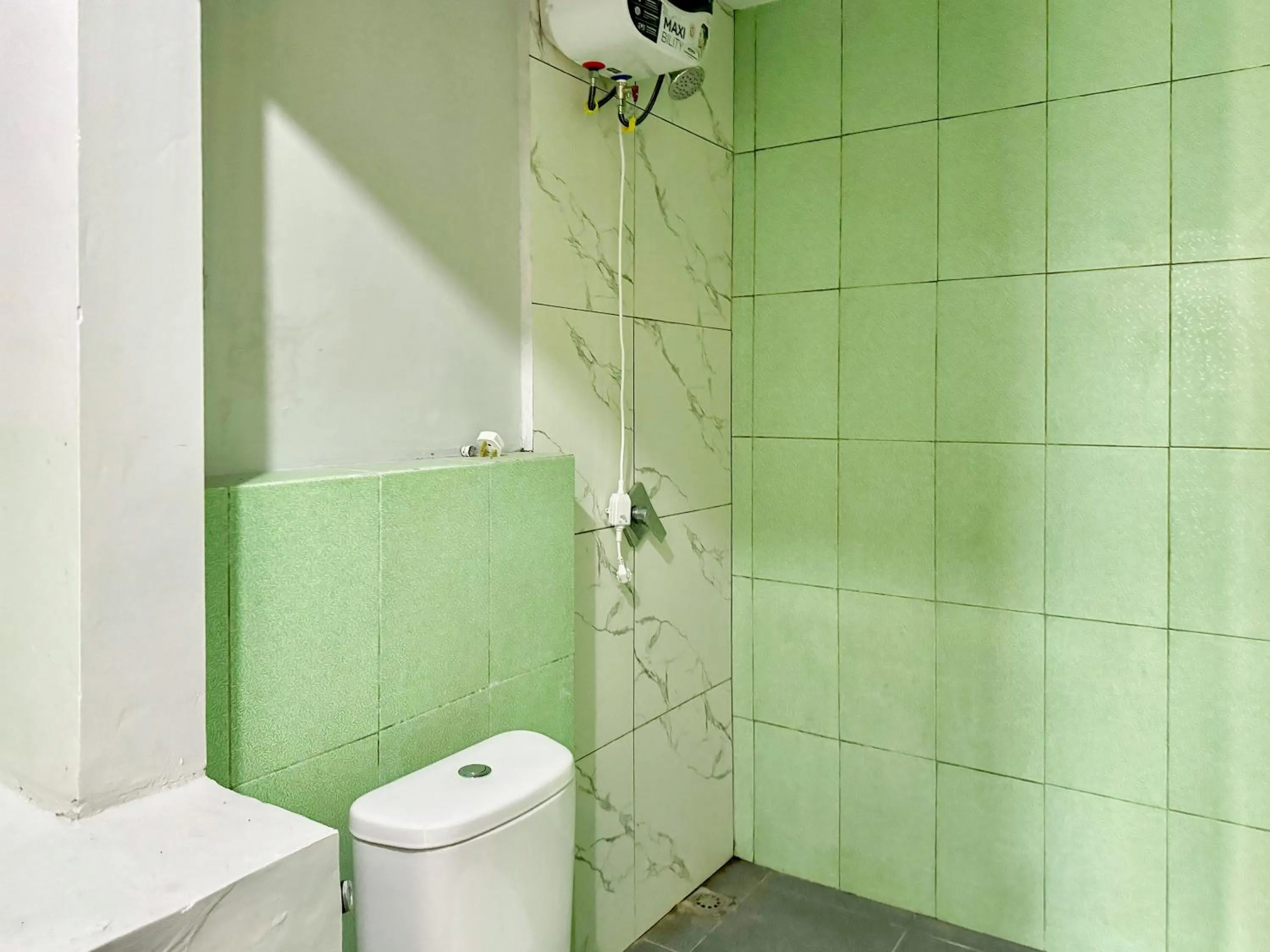 Bathroom in RedDoorz Syariah Near Maguwoharjo Yogyakarta