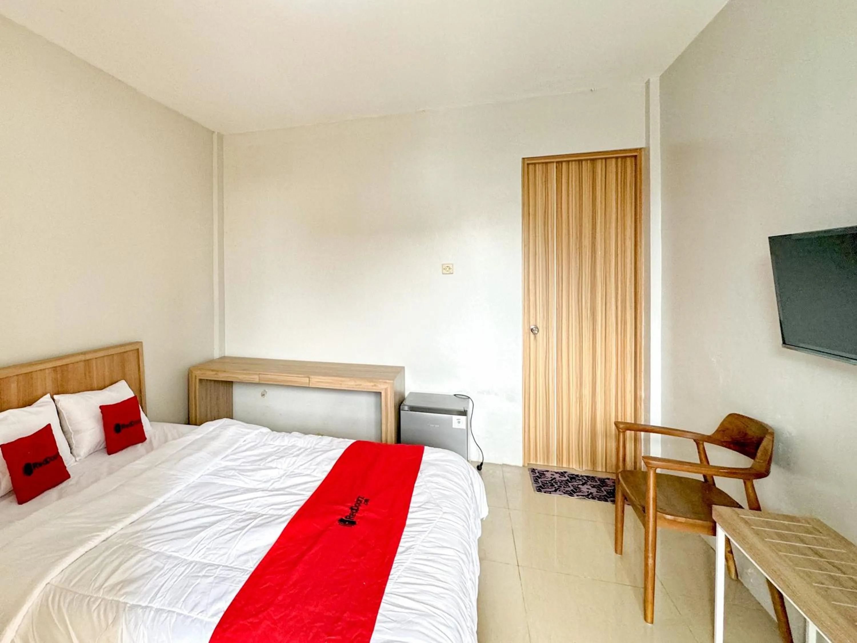 Bedroom, Bed in RedDoorz Syariah Near Maguwoharjo Yogyakarta