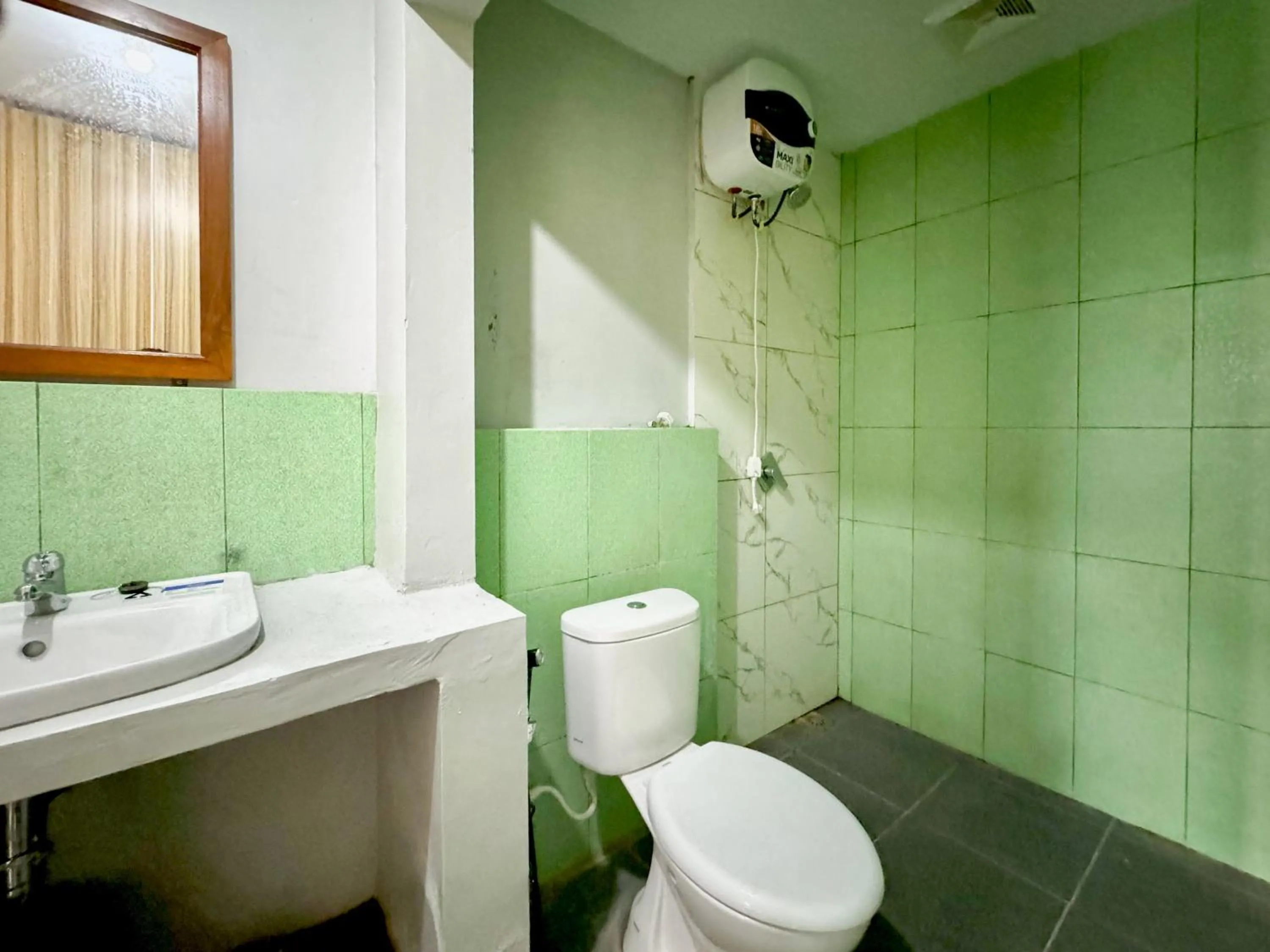 Bathroom in RedDoorz Syariah Near Maguwoharjo Yogyakarta