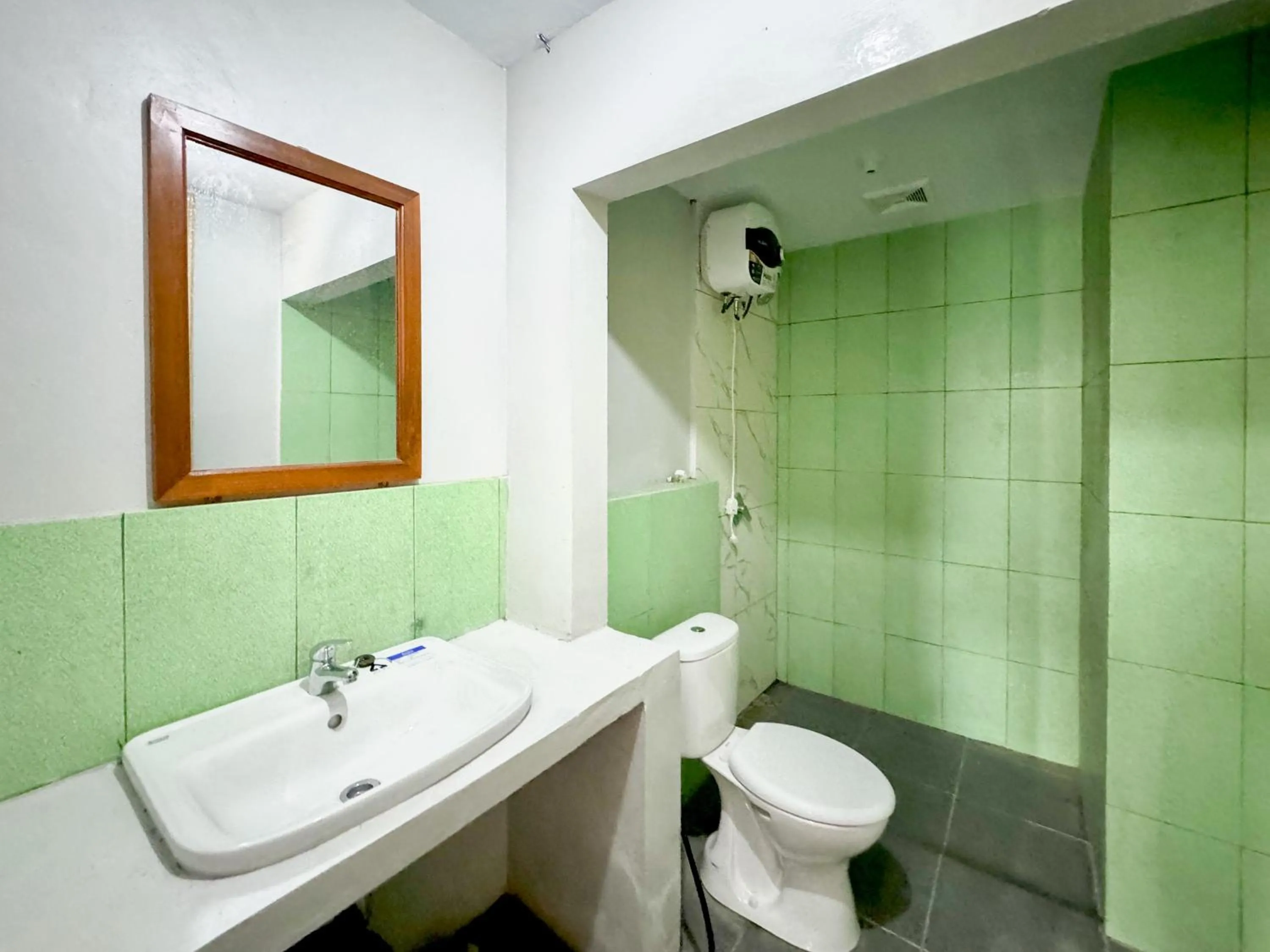 Bathroom in RedDoorz Syariah Near Maguwoharjo Yogyakarta