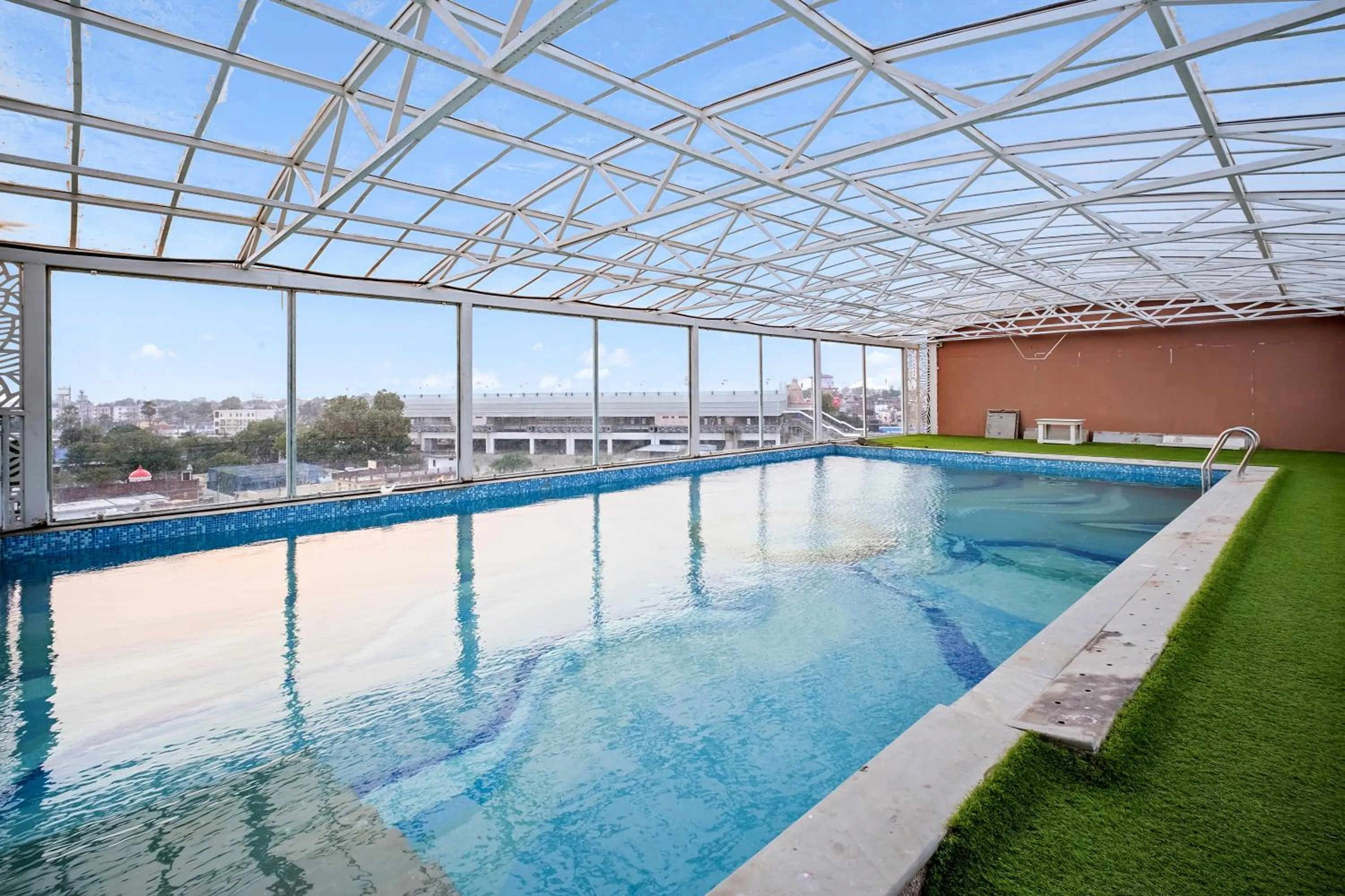 Swimming pool in Padmshree Palace