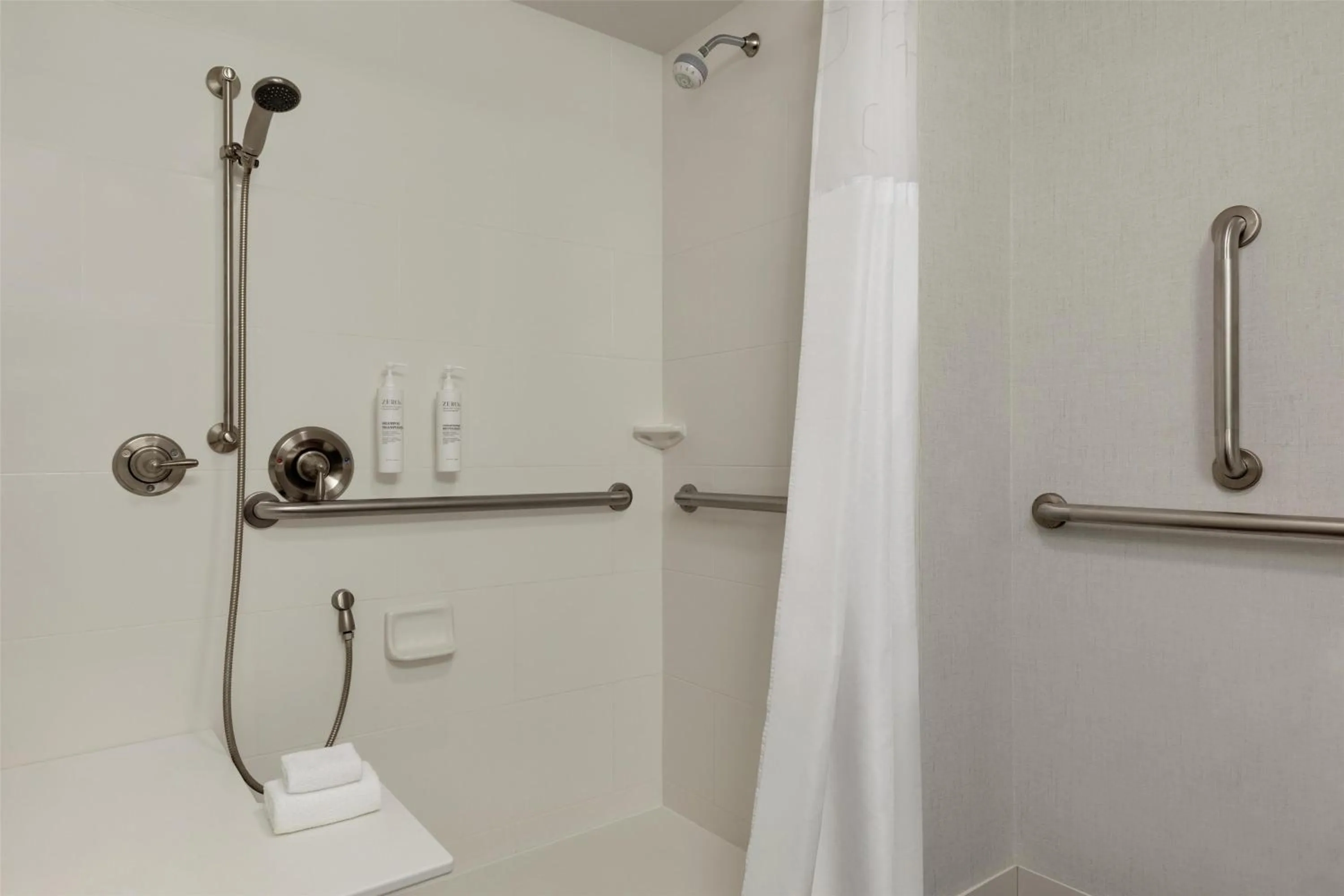 Bathroom in Hampton Inn & Suites - Pittsburgh/Harmarville, PA