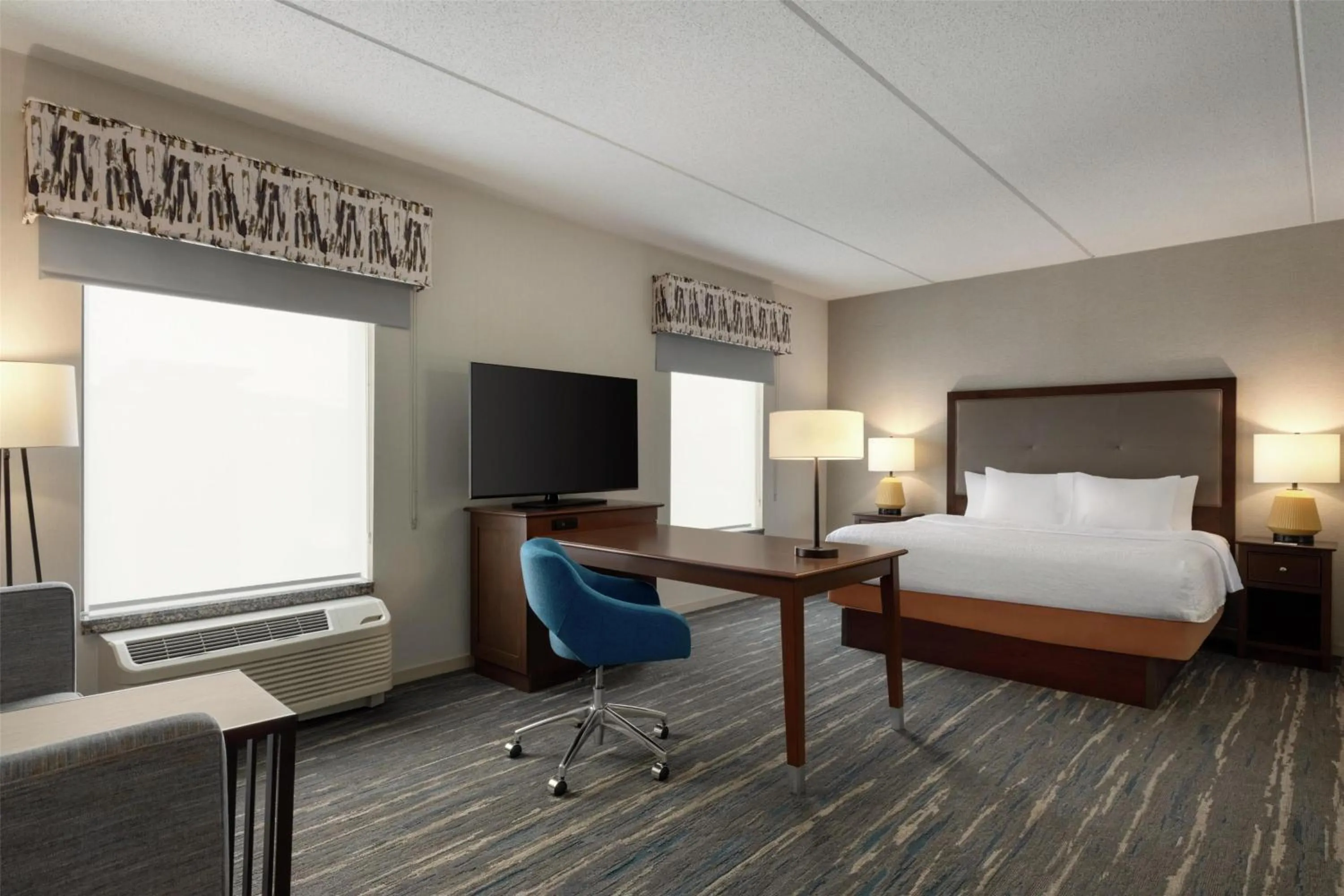 Living room, Bed in Hampton Inn & Suites - Pittsburgh/Harmarville, PA