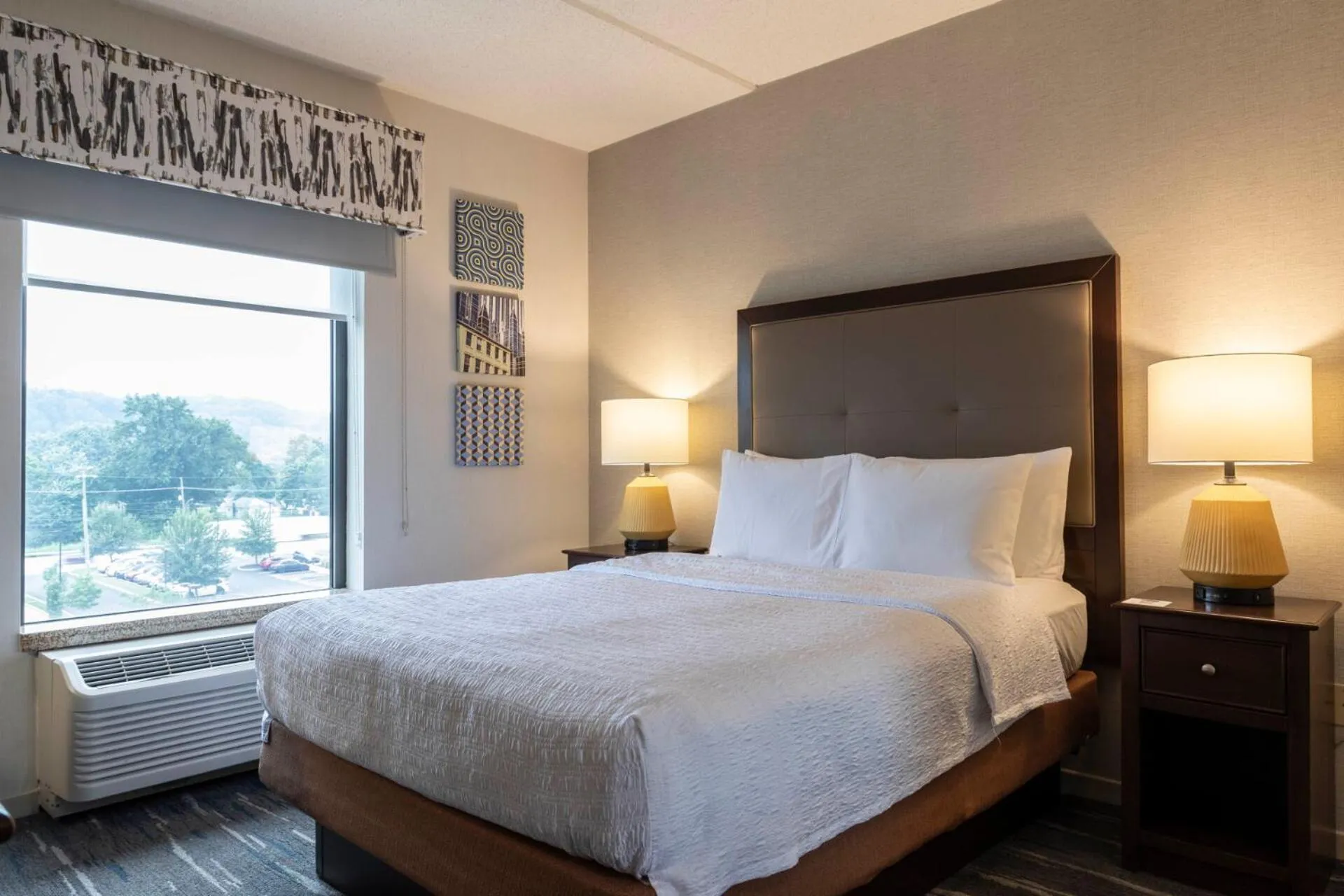 Bed in Hampton Inn & Suites - Pittsburgh/Harmarville, PA