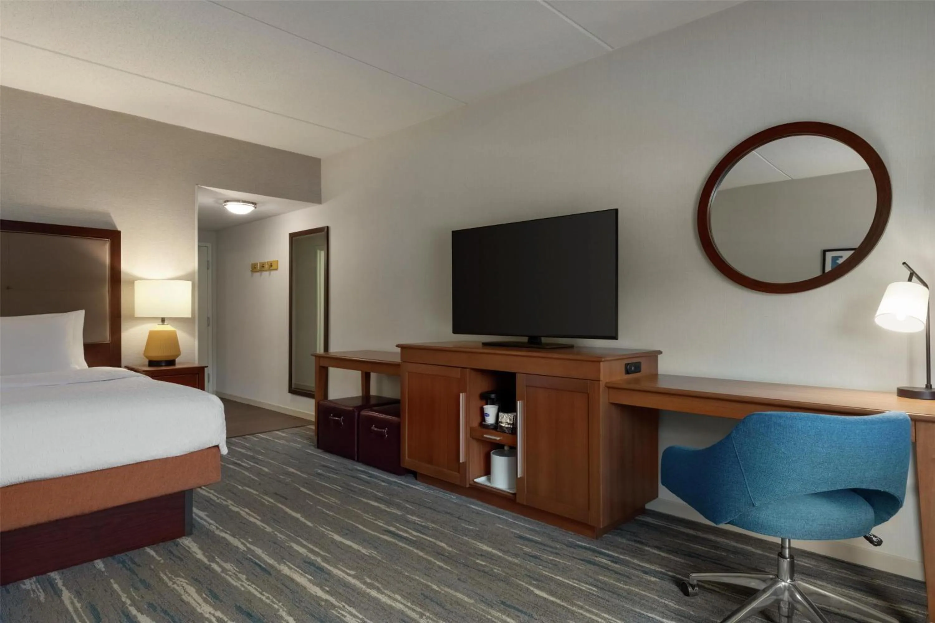 Bed in Hampton Inn & Suites - Pittsburgh/Harmarville, PA