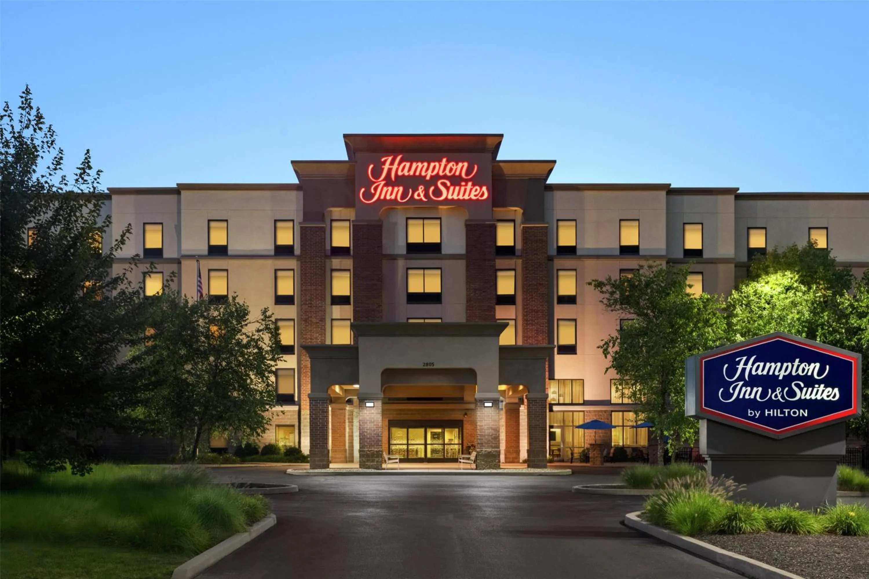 Property building in Hampton Inn & Suites - Pittsburgh/Harmarville, PA