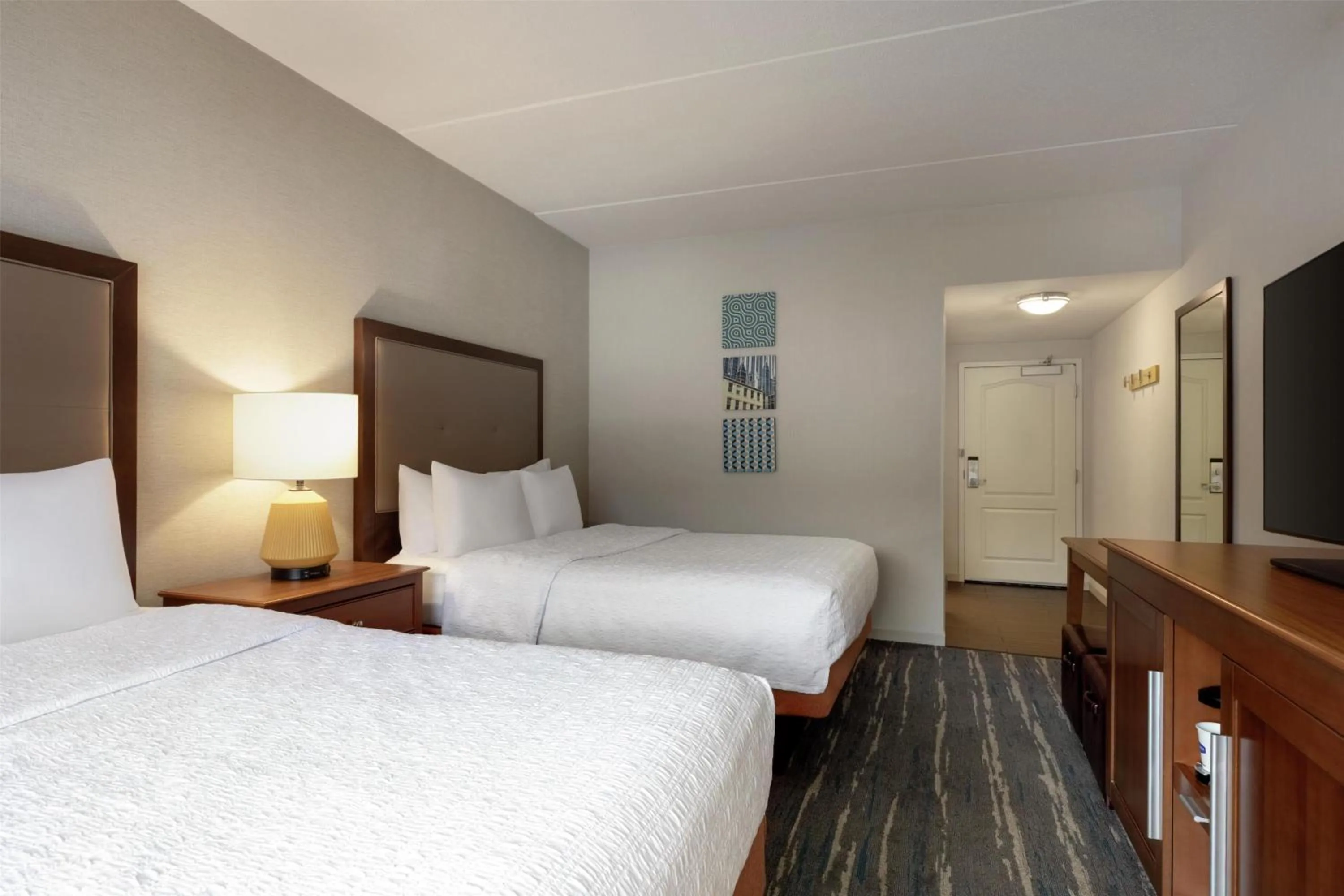 Bed in Hampton Inn & Suites - Pittsburgh/Harmarville, PA