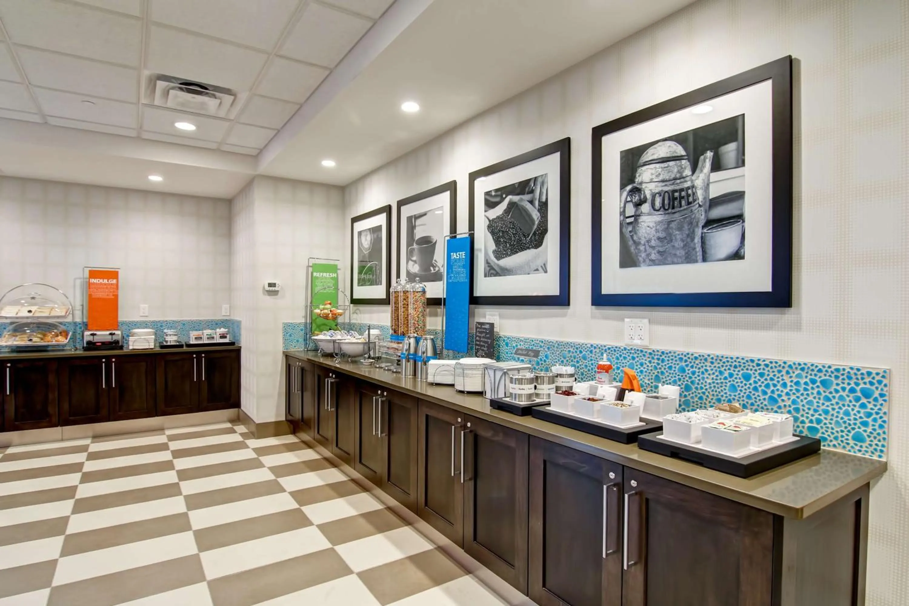 Dining area in Hampton Inn & Suites by Hilton Saskatoon Airport
