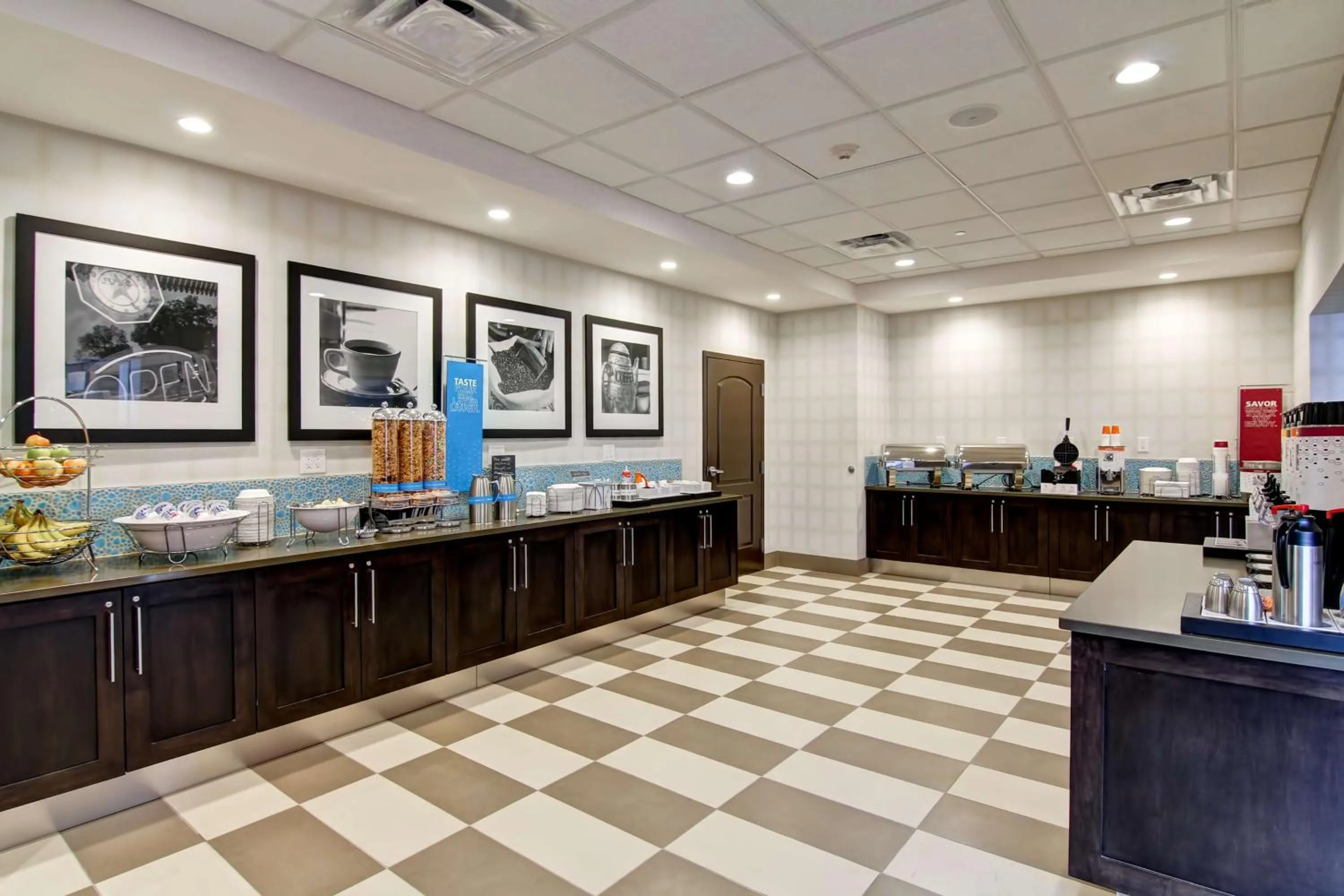 Dining area in Hampton Inn & Suites by Hilton Saskatoon Airport