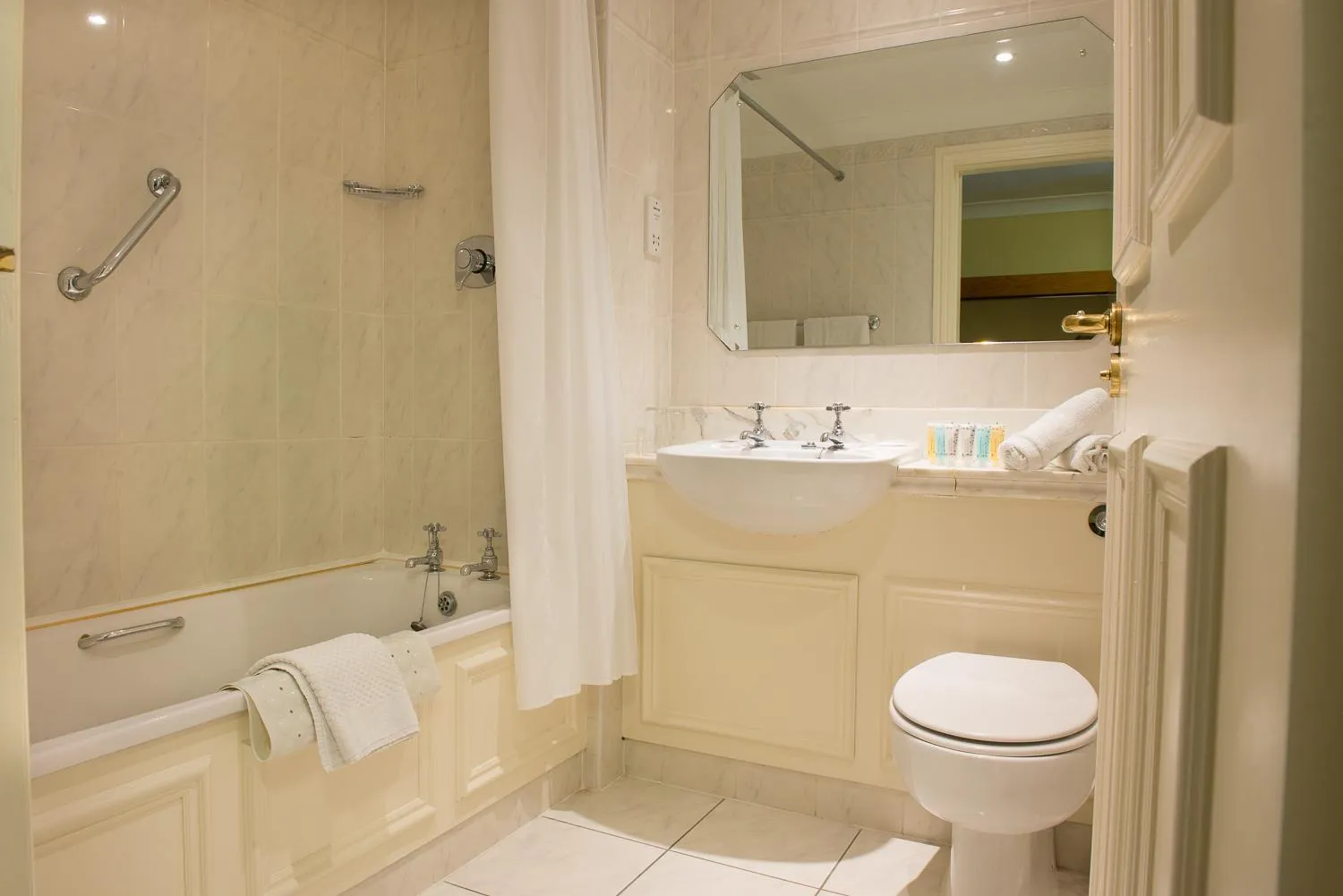 Bathroom in Tralee Benners Hotel