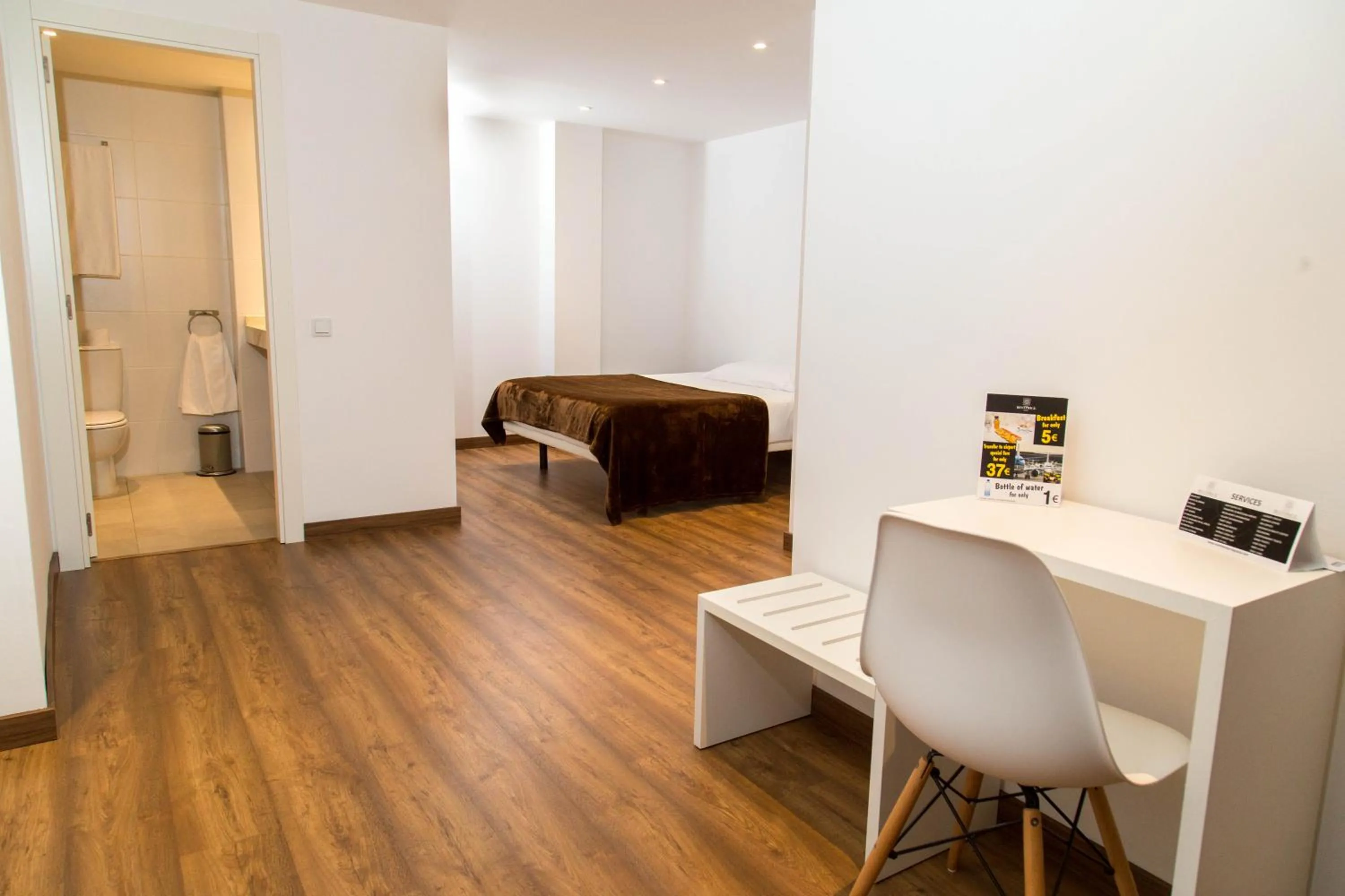 Photo of the whole room in Hotel BESTPRICE Gracia