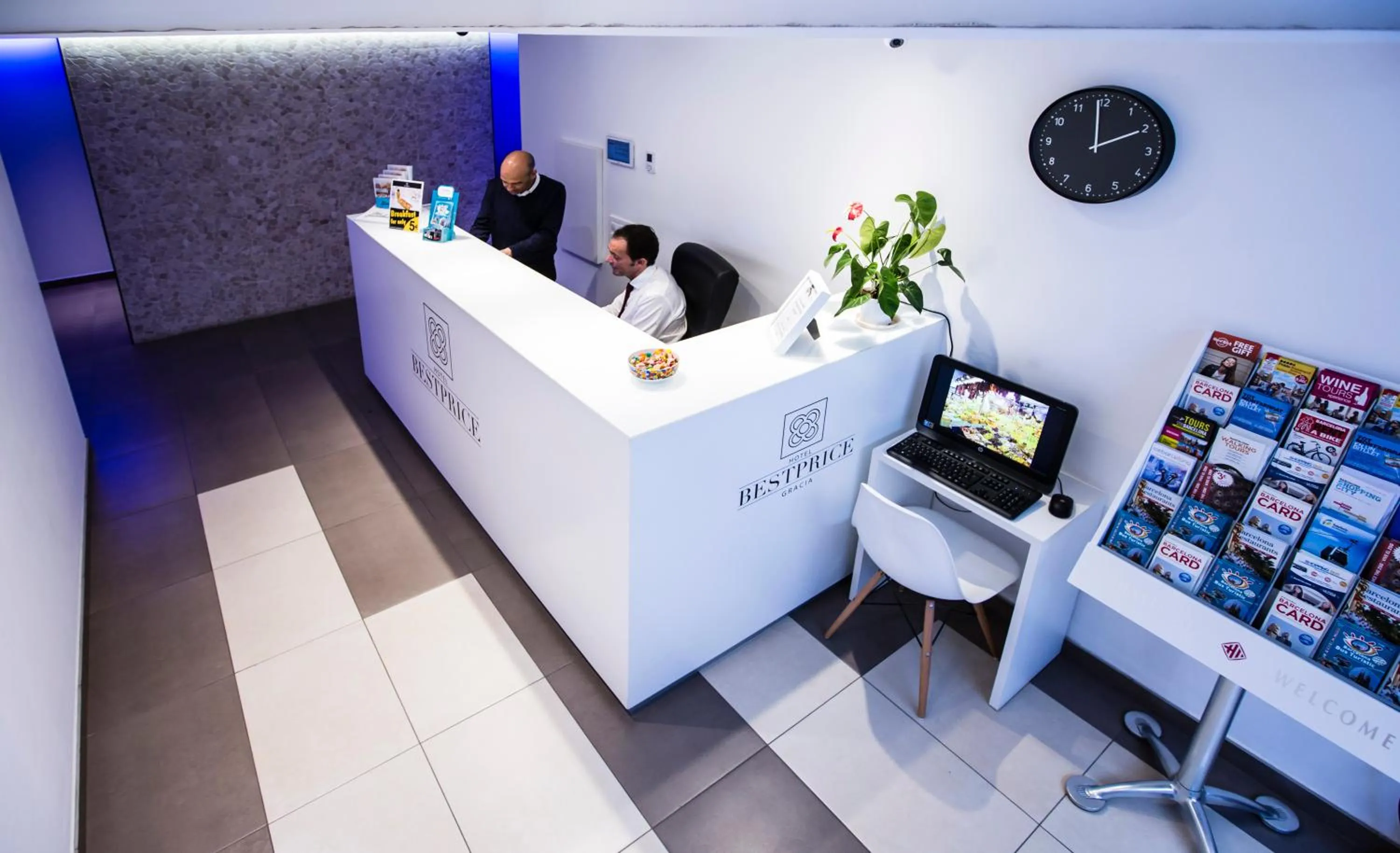 Staff in Hotel BESTPRICE Gracia