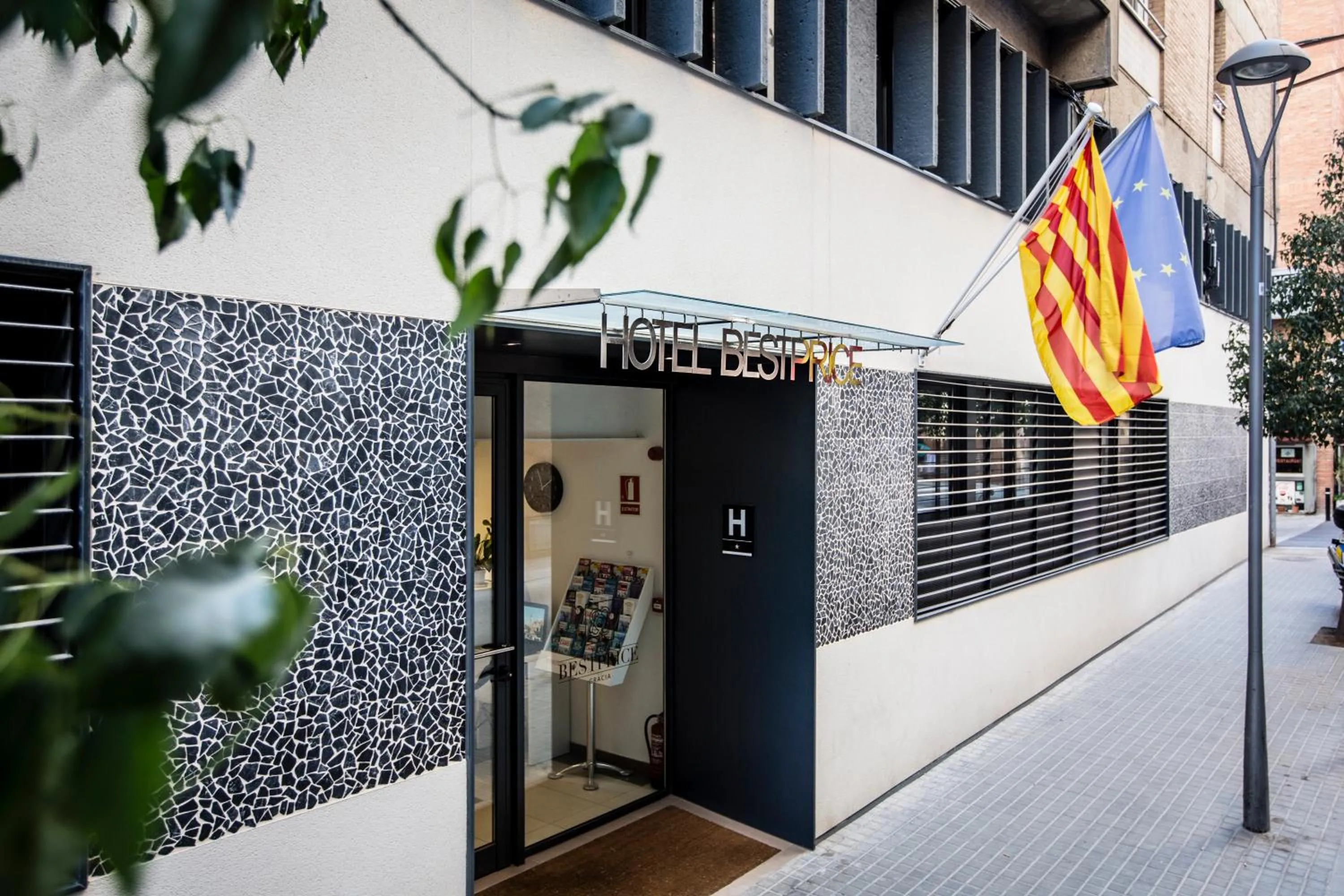 Facade/entrance in Hotel BESTPRICE Gracia