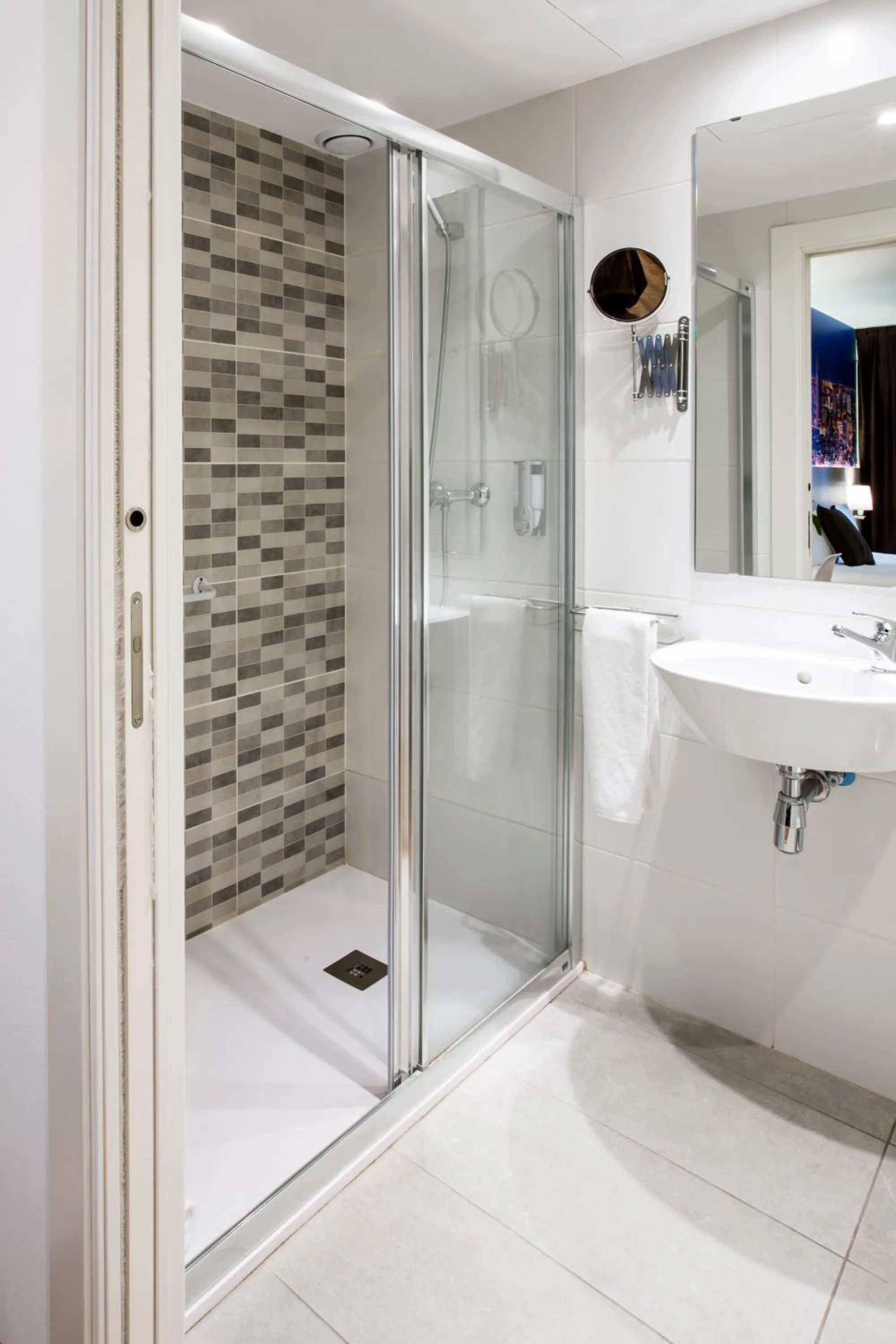Shower in Hotel BESTPRICE Gracia