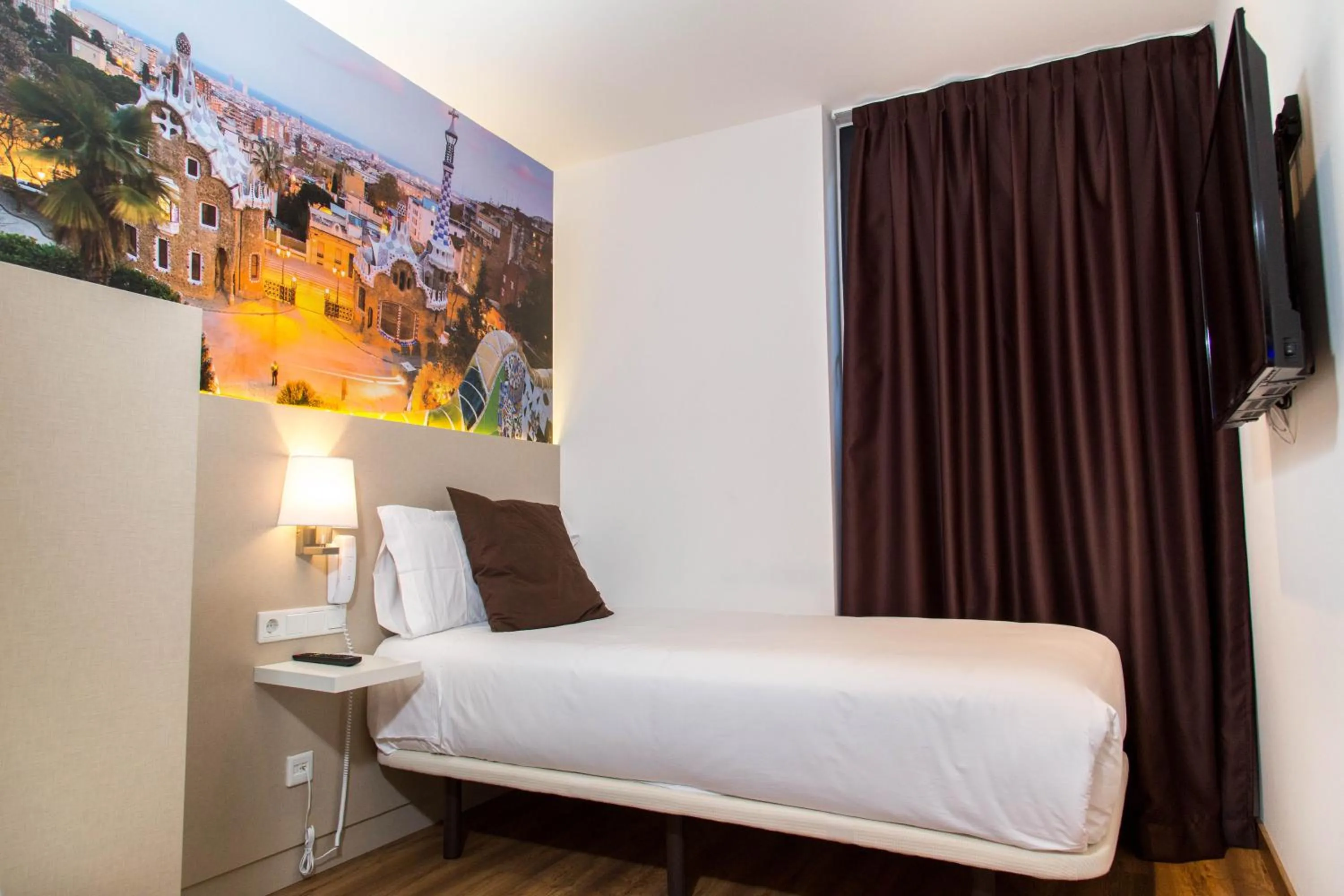 Photo of the whole room, Bed in Hotel BESTPRICE Gracia