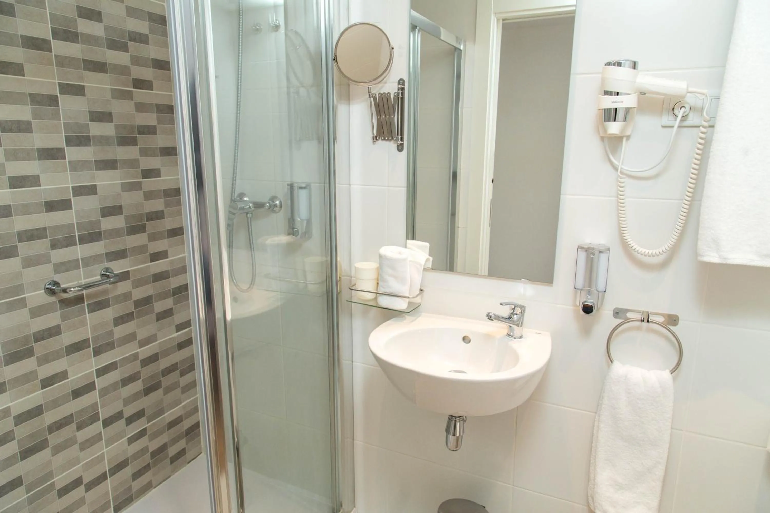 Bathroom in Hotel BESTPRICE Gracia