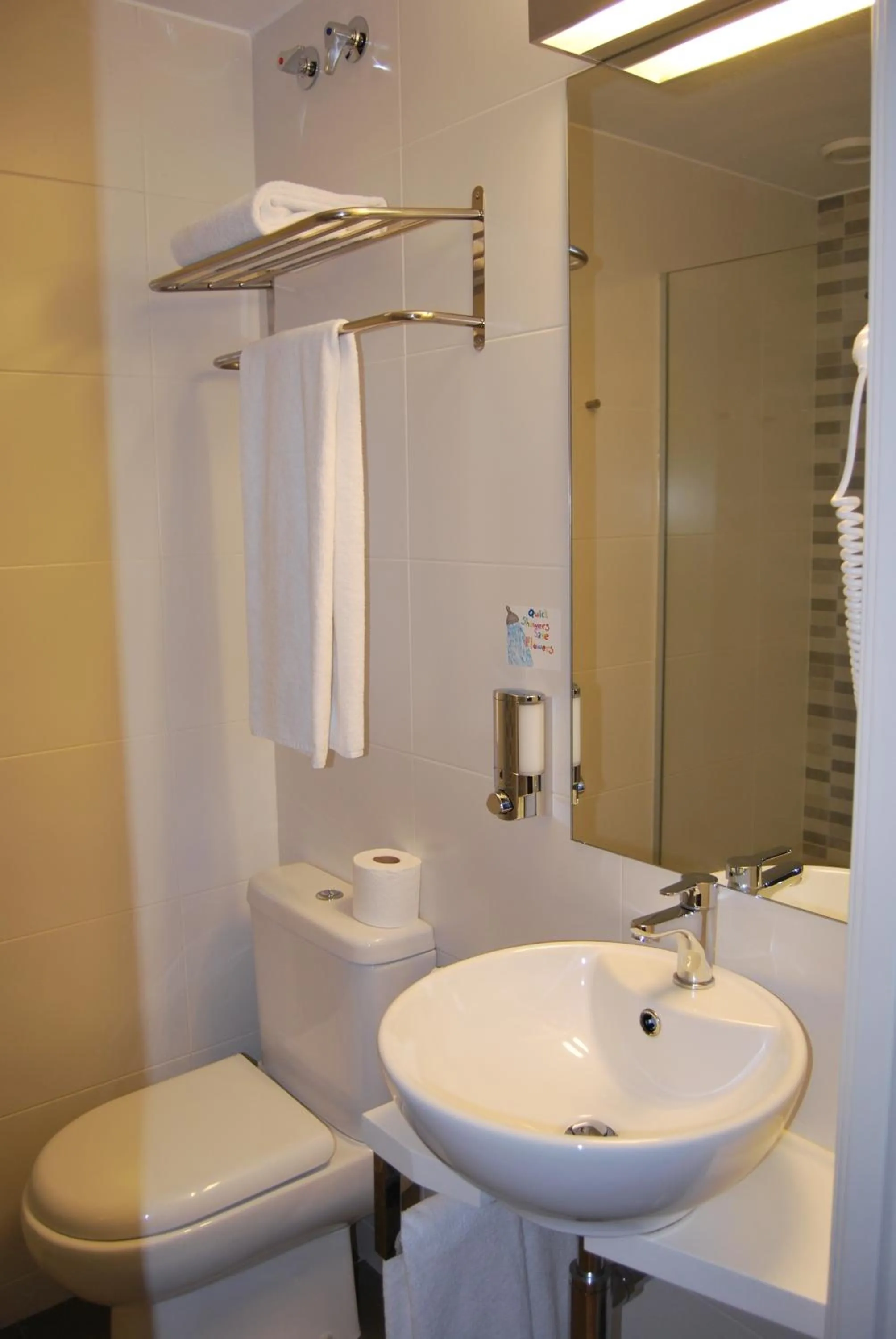 Toilet in Hotel BESTPRICE Gracia