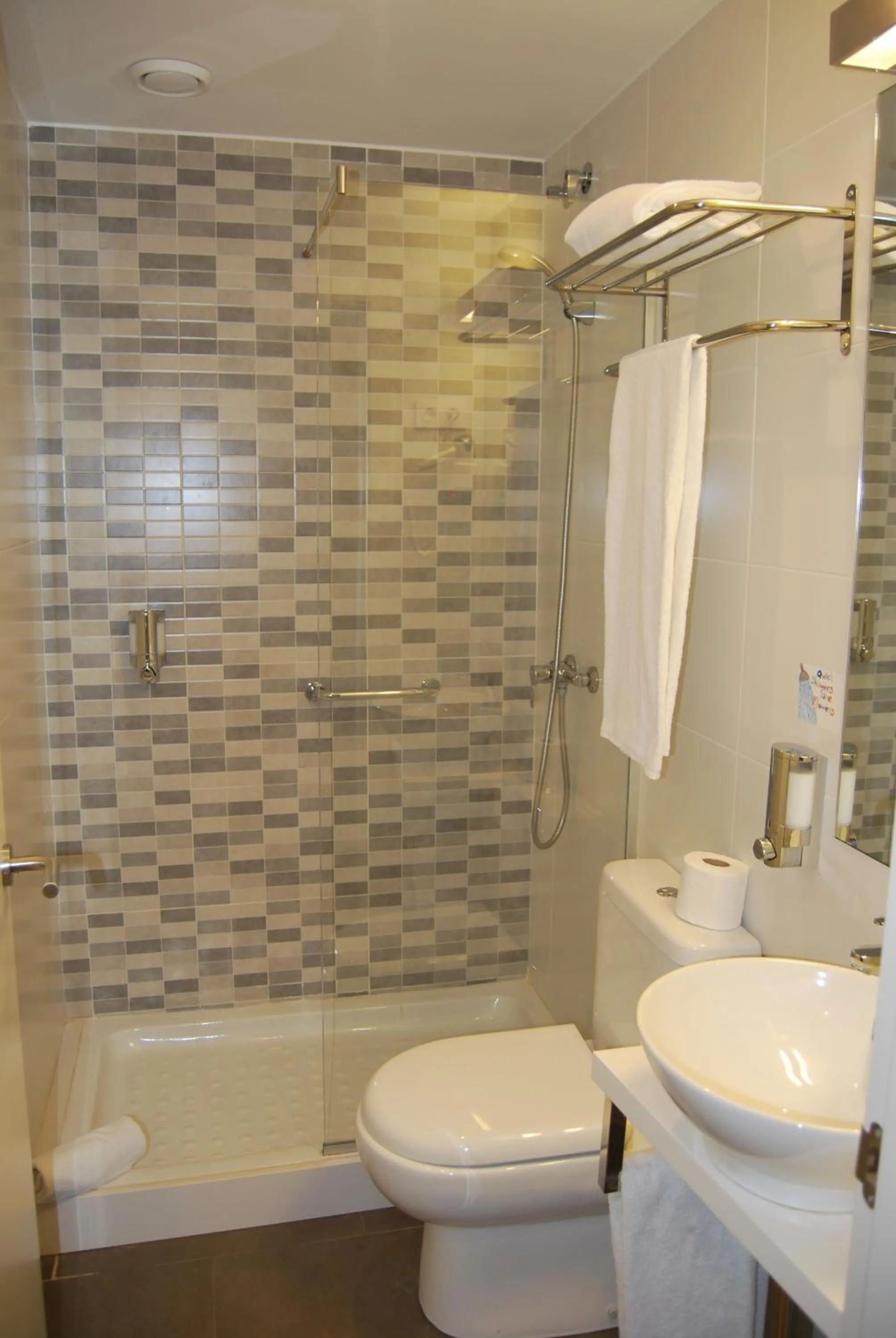 Shower in Hotel BESTPRICE Gracia