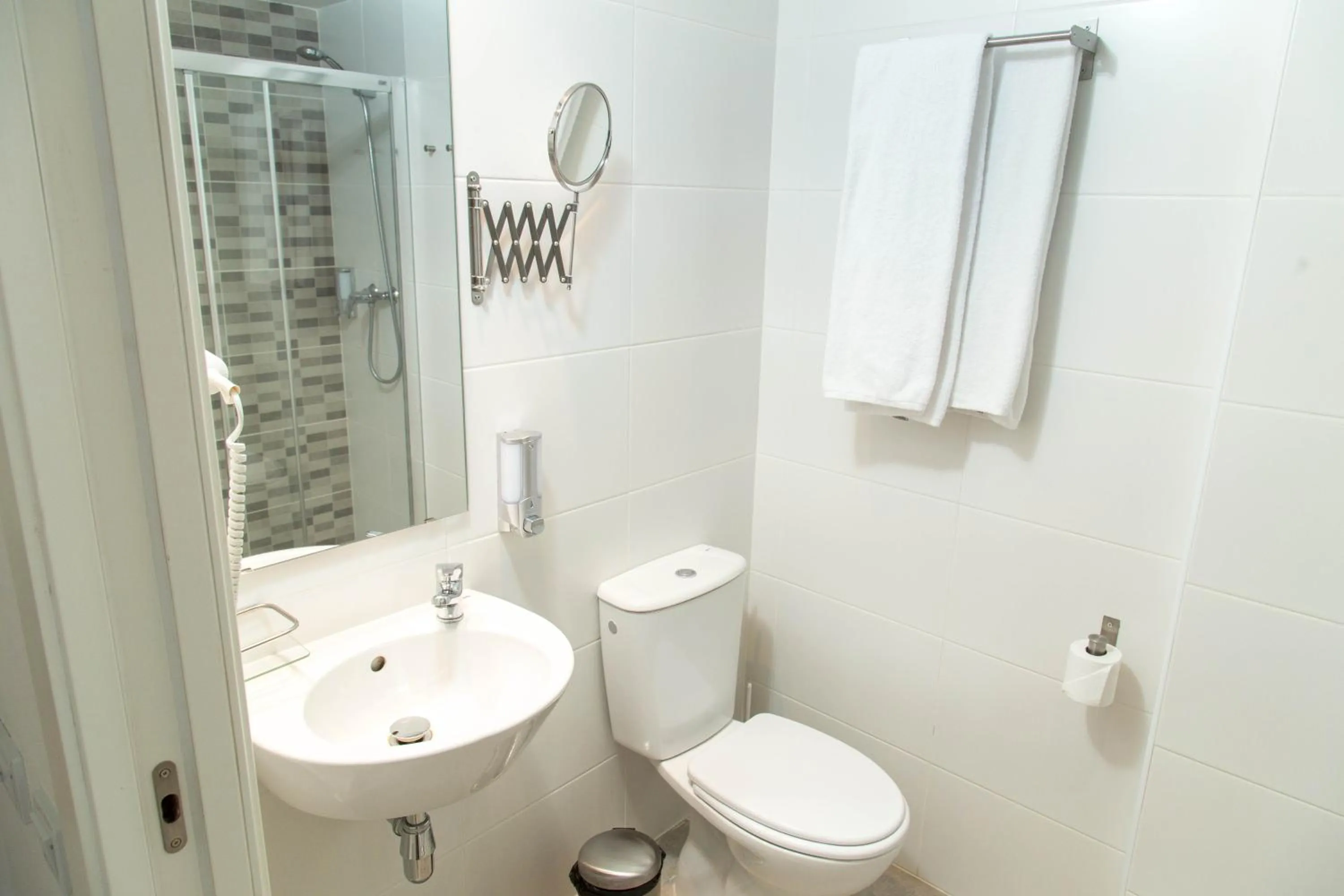 Bathroom in Hotel BESTPRICE Gracia