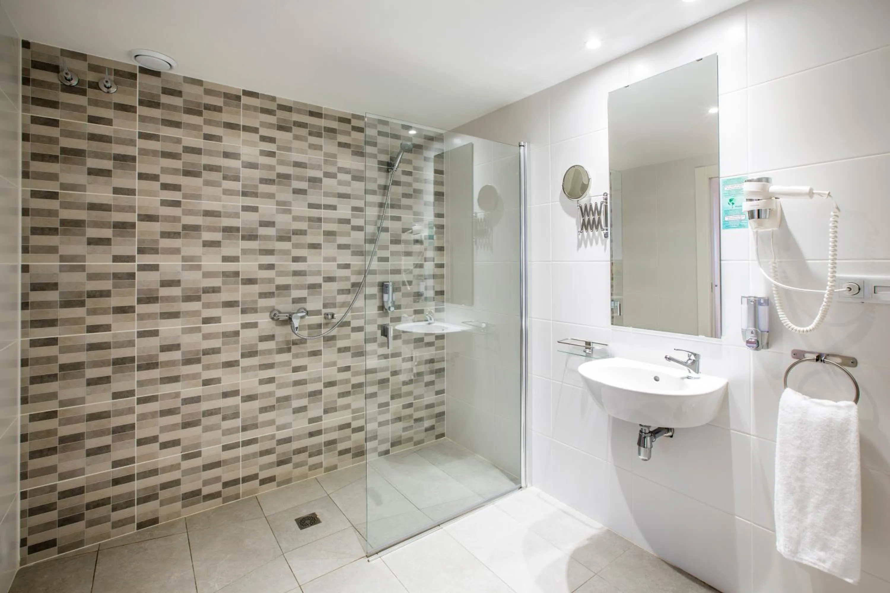 Shower in Hotel BESTPRICE Gracia