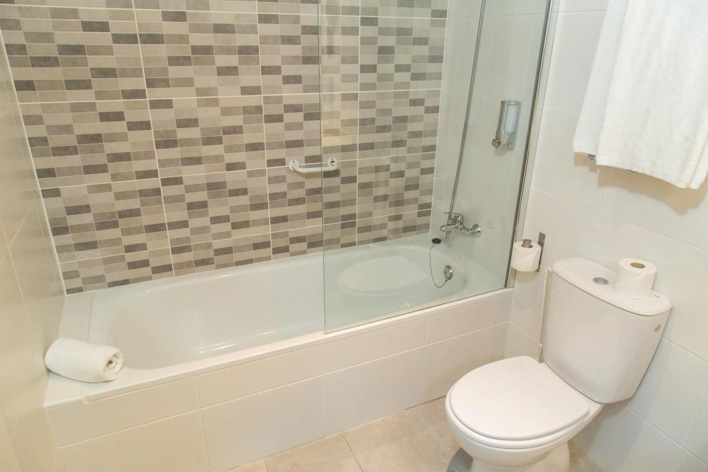 Bathroom in Hotel BESTPRICE Gracia