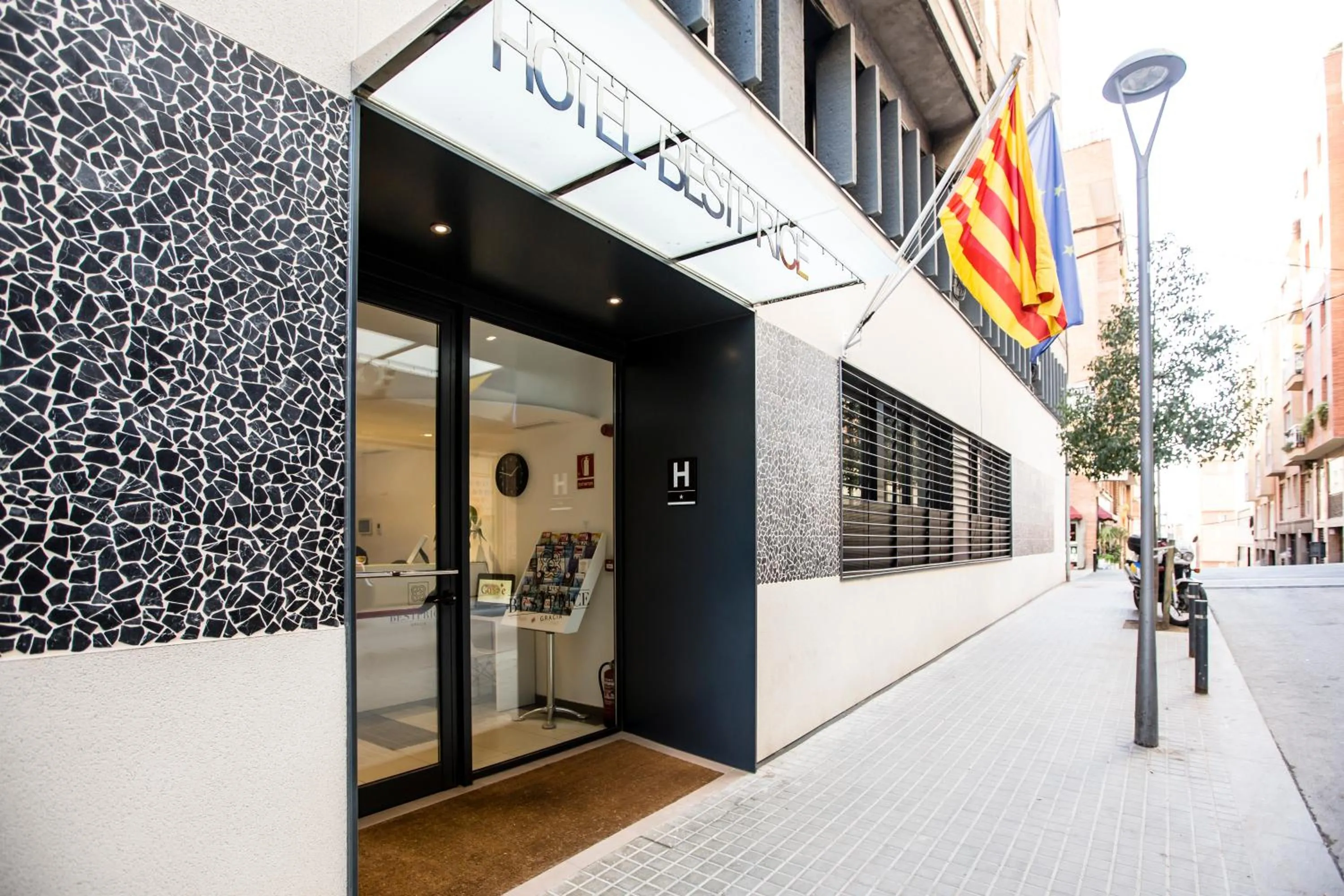 Facade/entrance in Hotel BESTPRICE Gracia