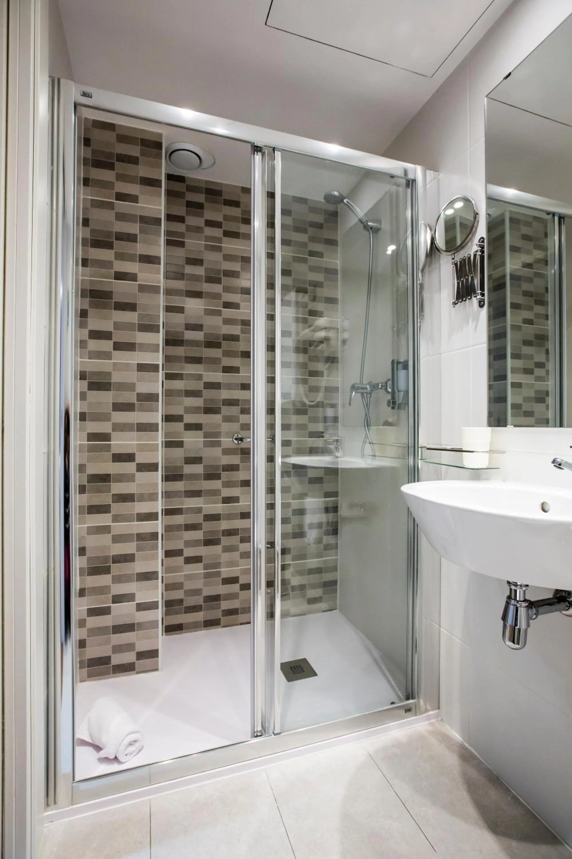 Shower in Hotel BESTPRICE Gracia