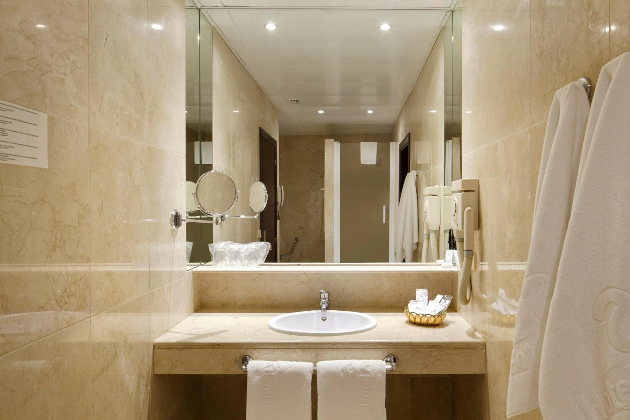 Bathroom in Atlantis by Atbcn