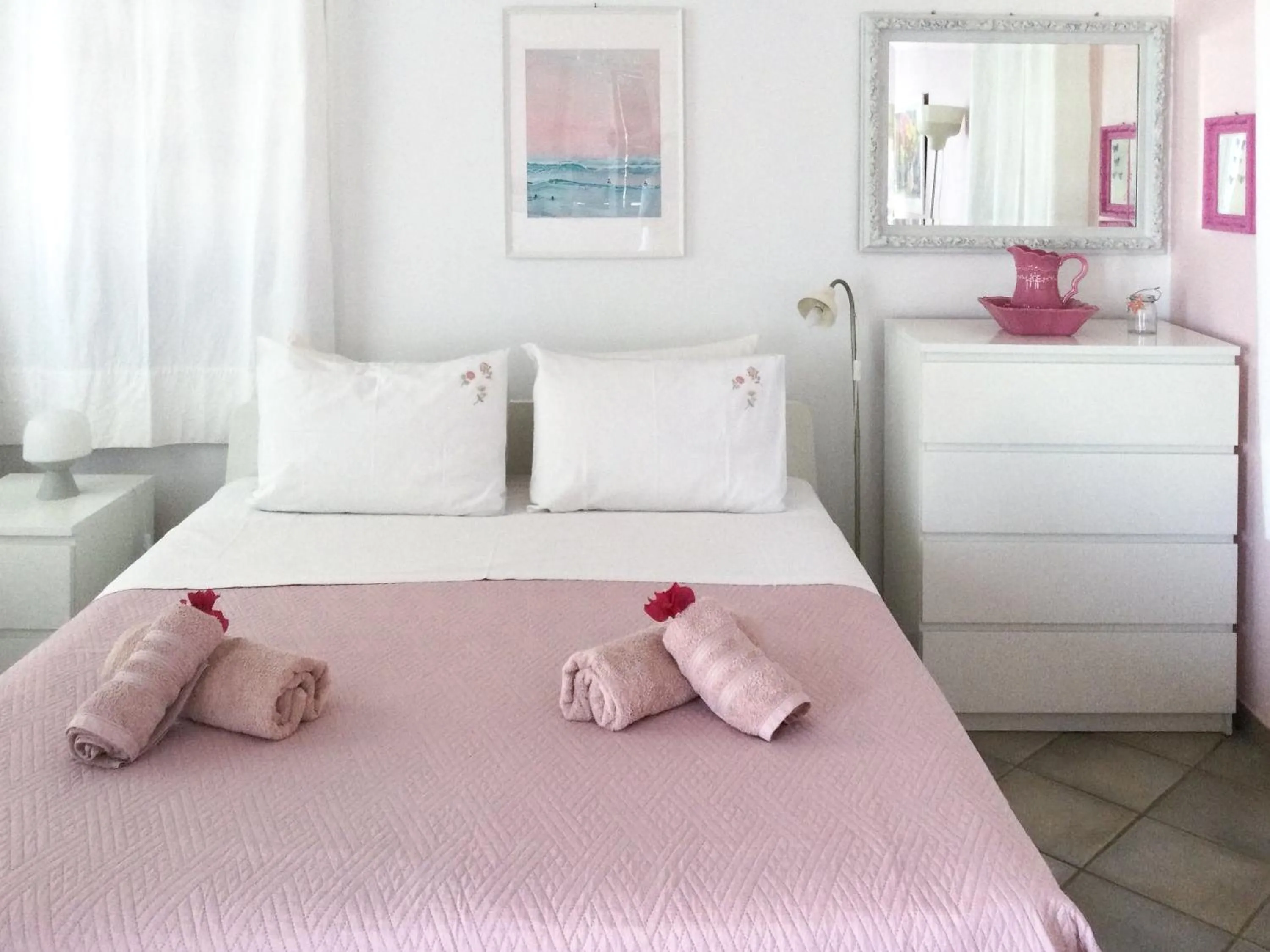 Bed in Vlichos Studio Apartment