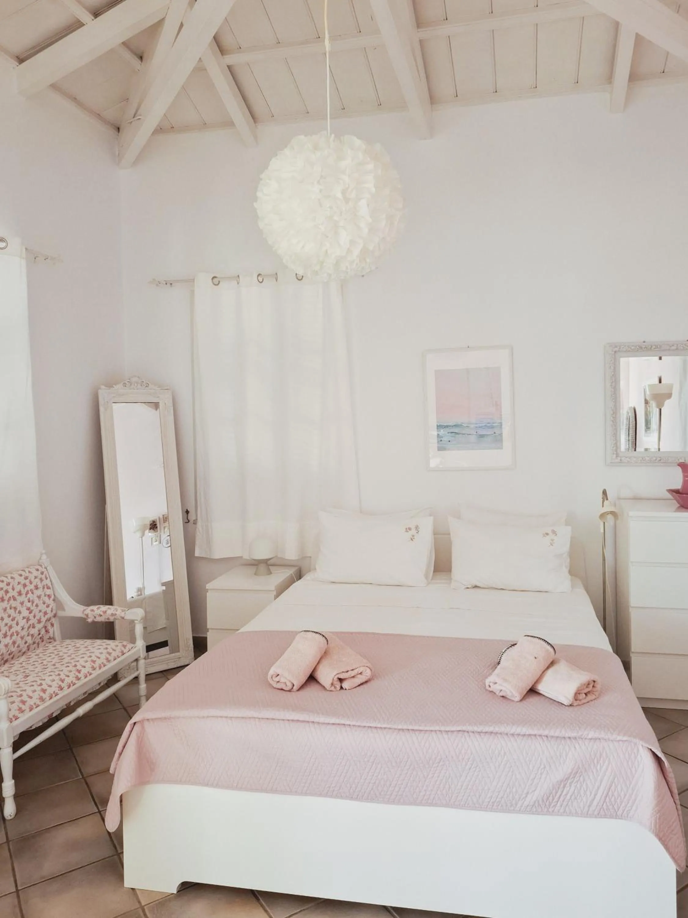 Bed in Vlichos Studio Apartment