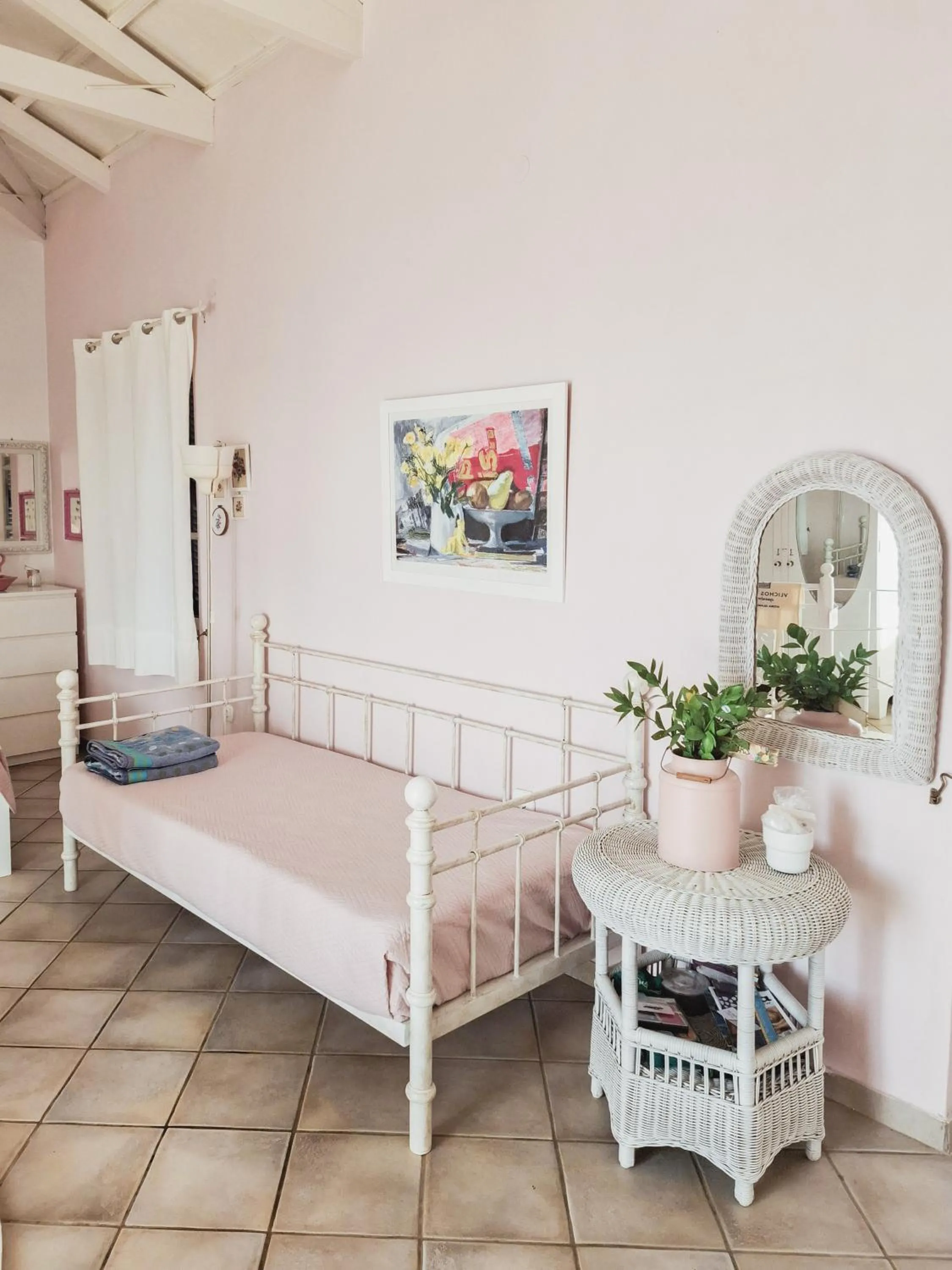 Bed in Vlichos Studio Apartment