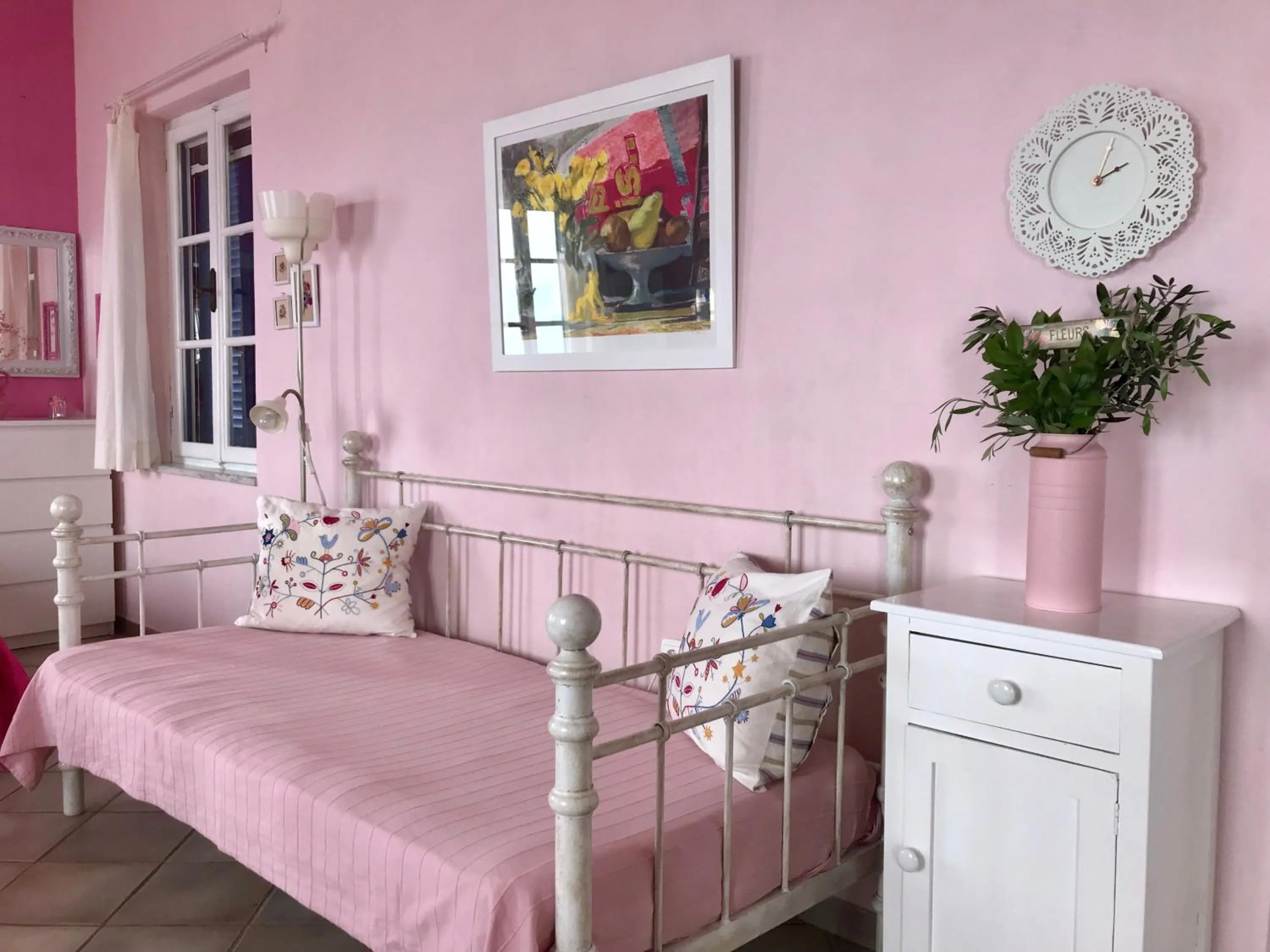 Bed in Vlichos Studio Apartment