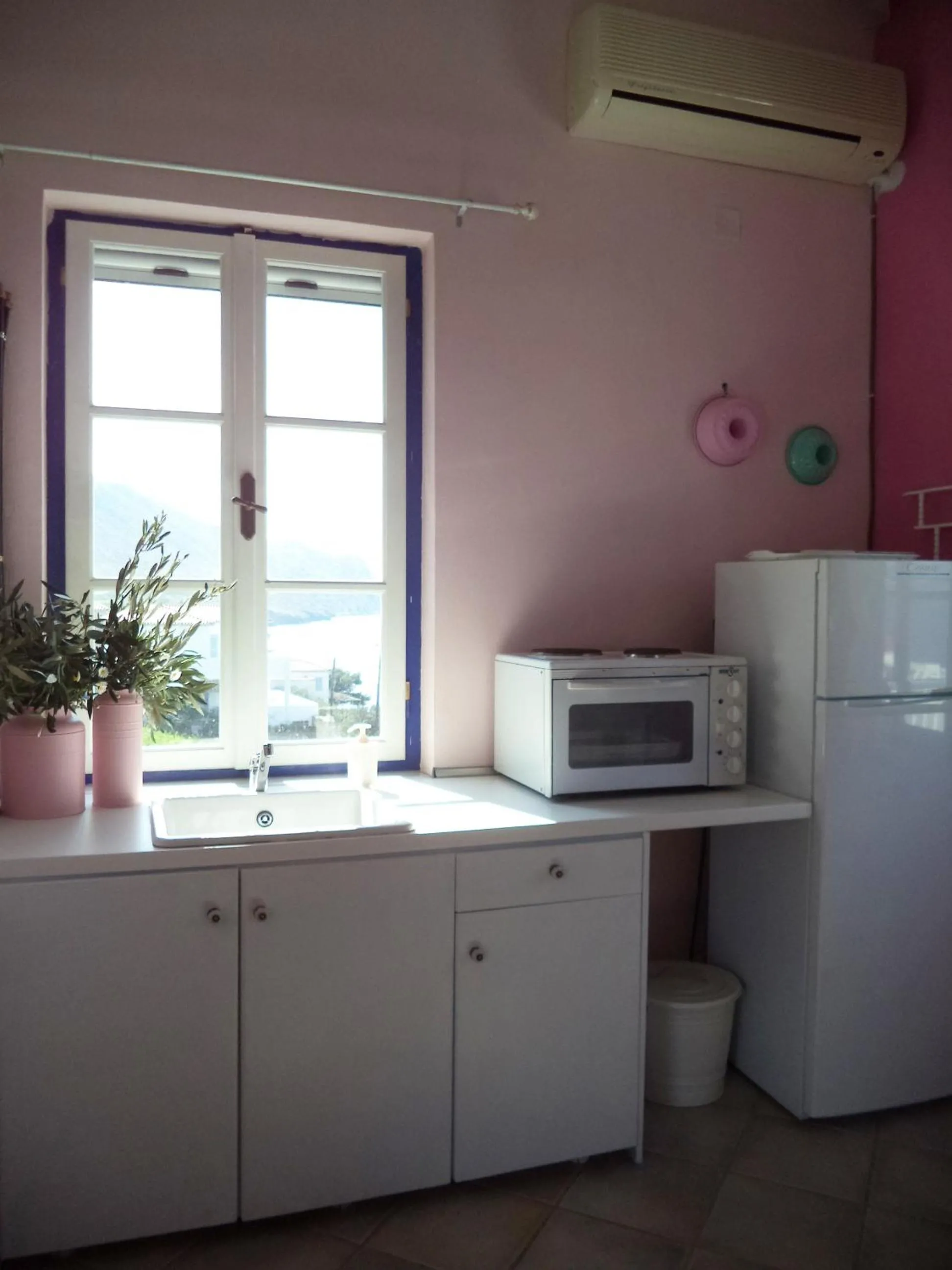 Kitchen or kitchenette in Vlichos Studio Apartment