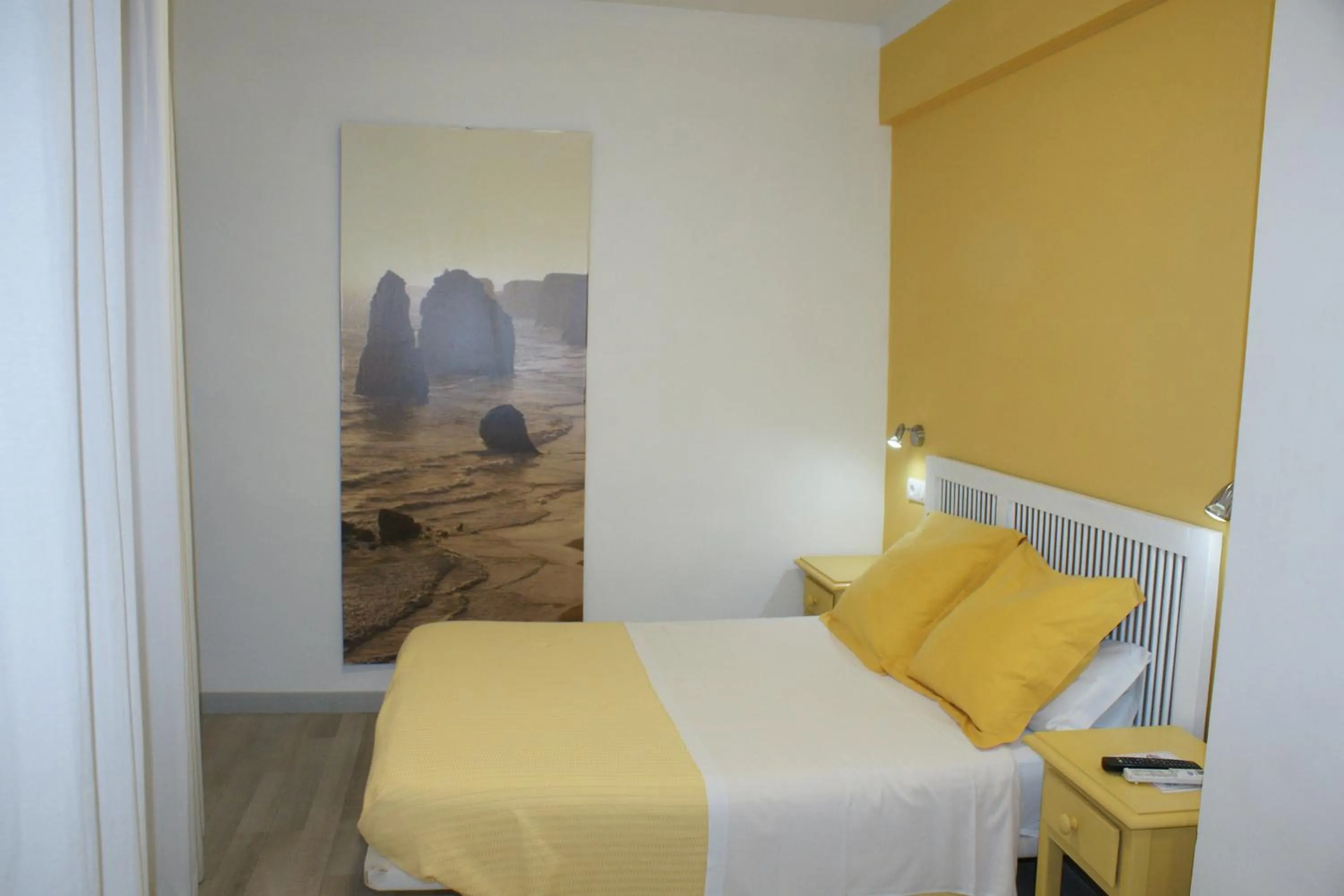 Bedroom, Bed in Hostal Puerto Beach