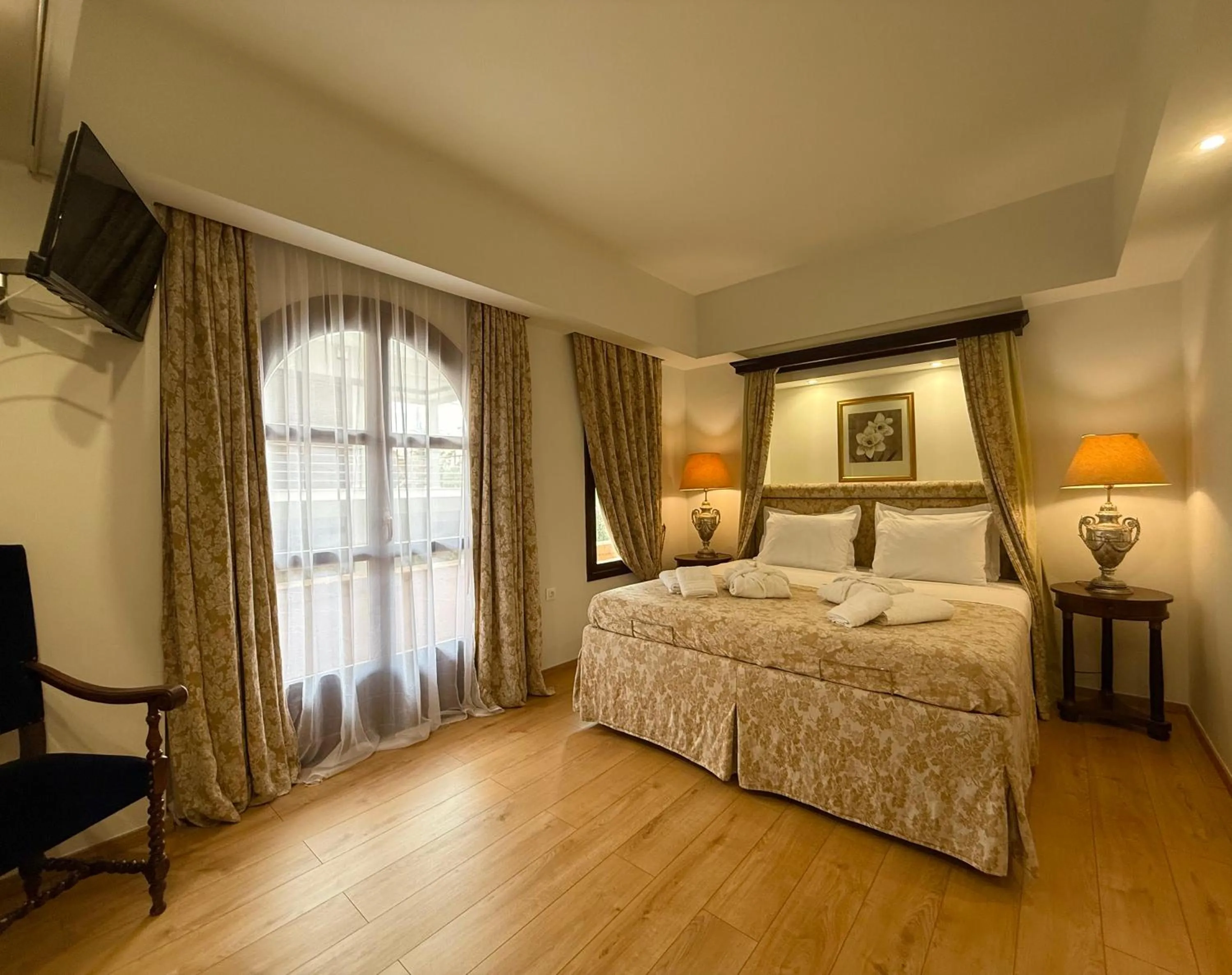 Photo of the whole room, Bed in Great Greece Le Convivial Suites